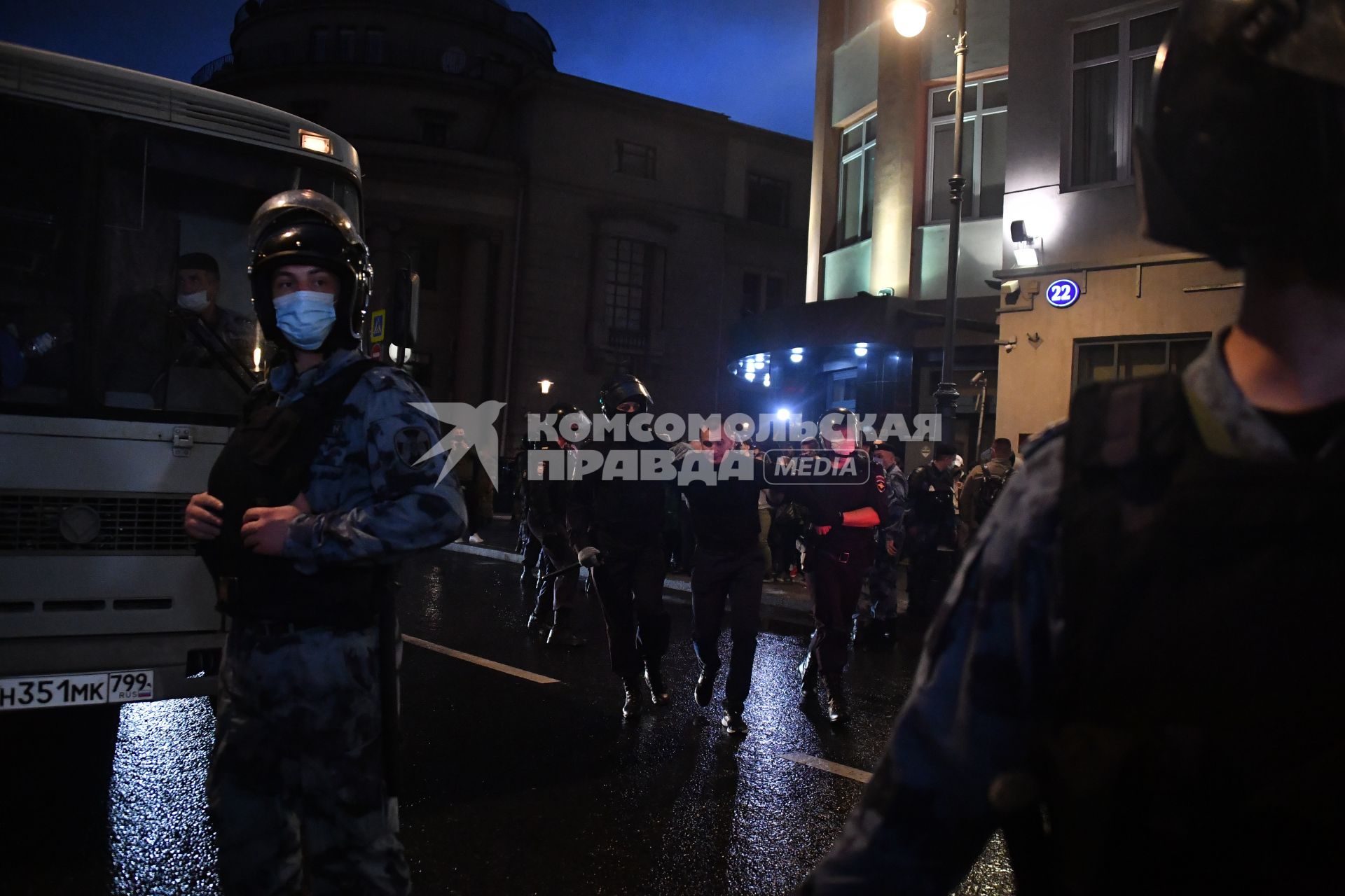 Москва. Сотрудники полиции во время несанкционированного митинга против признания итогов голосования по Конституции РФ.