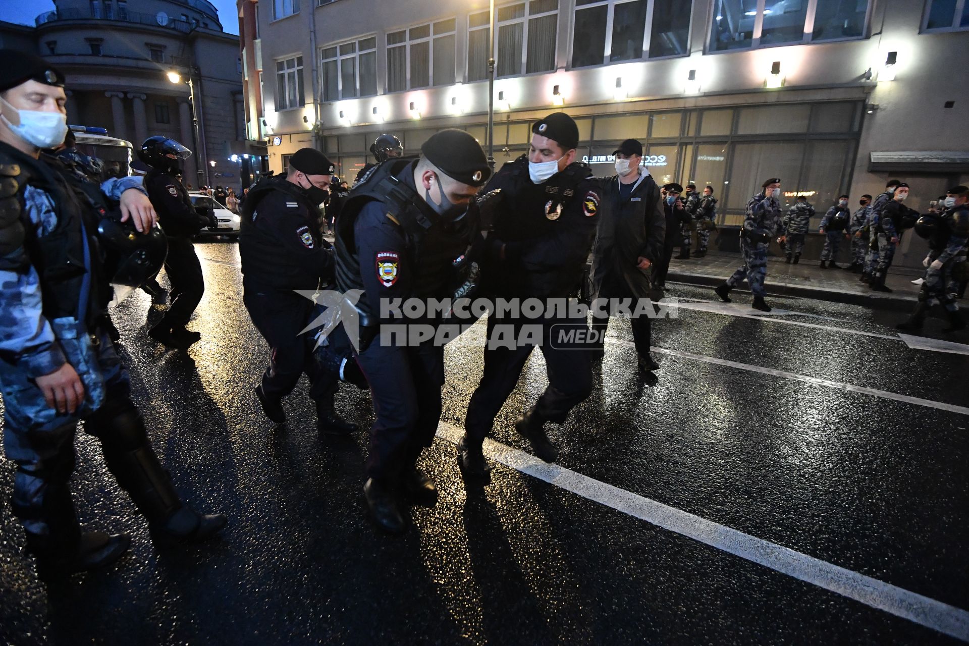 Москва. Сотрудники полиции   во время несанкционированного митинга против признания итогов голосования по Конституции РФ.