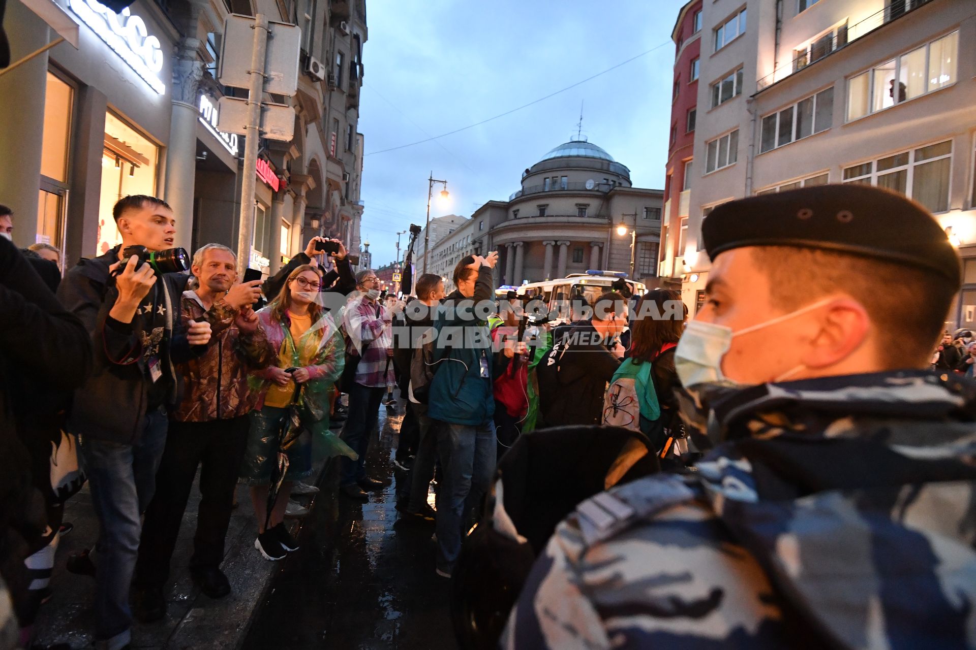 Москва. Сотрудники полиции   во время несанкционированного митинга против признания итогов голосования по Конституции РФ.