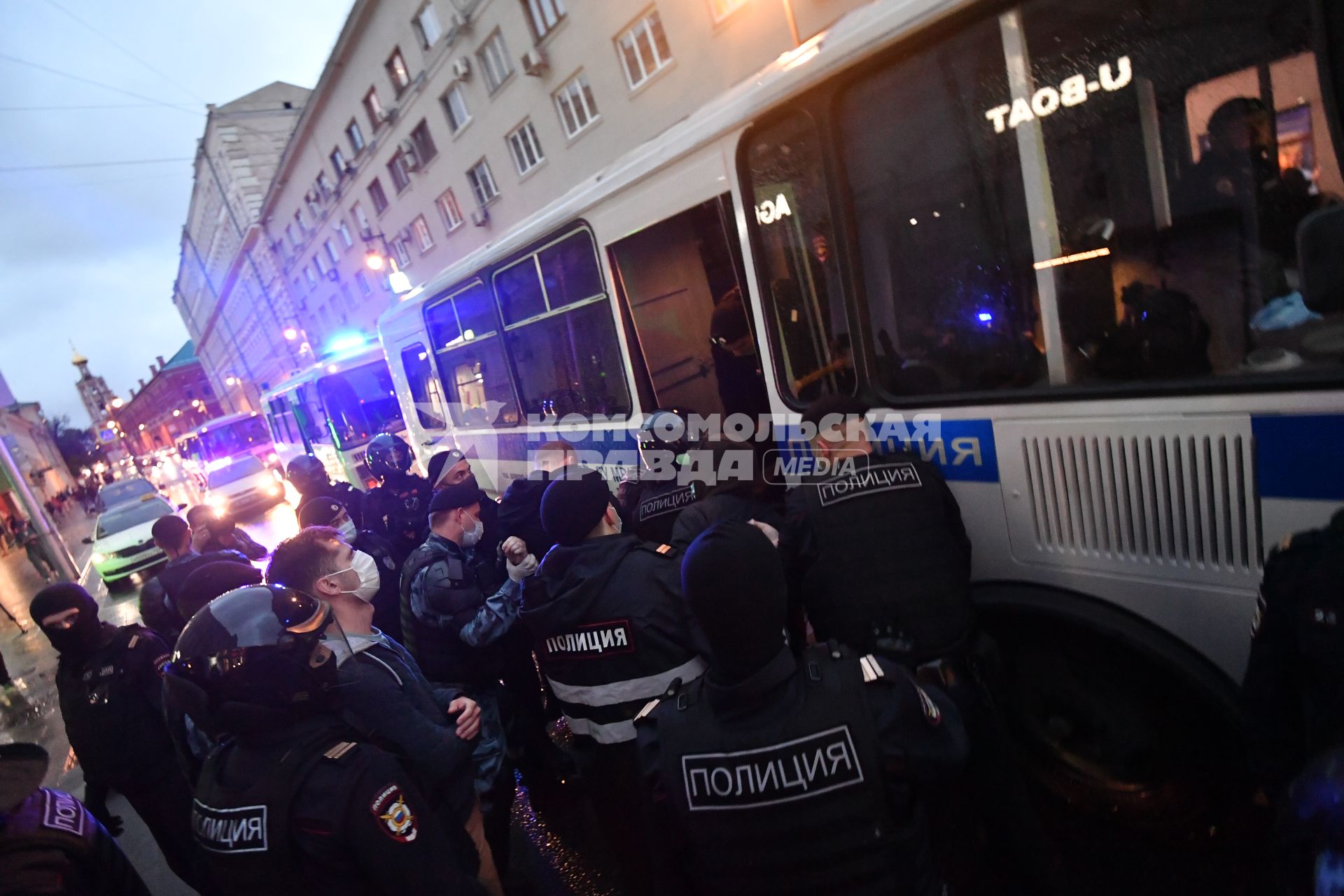 Москва. Сотрудники полиции   во время несанкционированного митинга против признания итогов голосования по Конституции РФ.