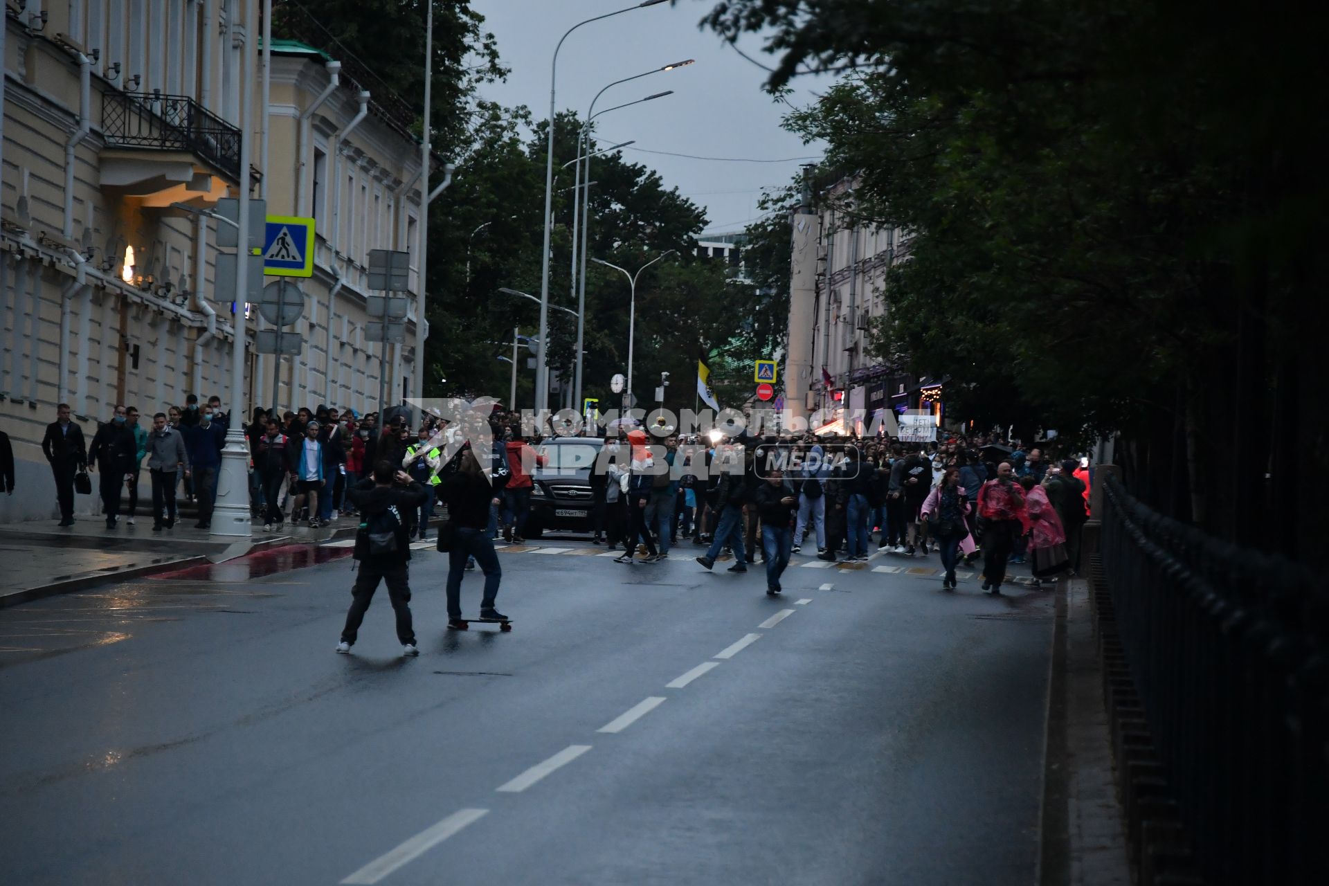 Москва. Участники несанкционированного митинга против признания итогов голосования по Конституции РФ.