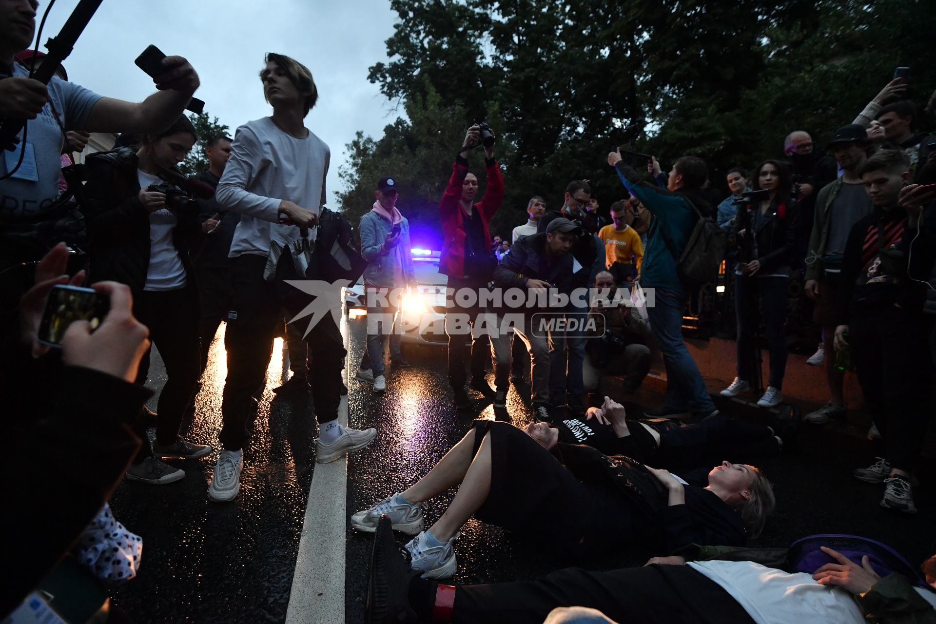 Москва. Участники несанкционированного митинга против признания итогов голосования по Конституции РФ.