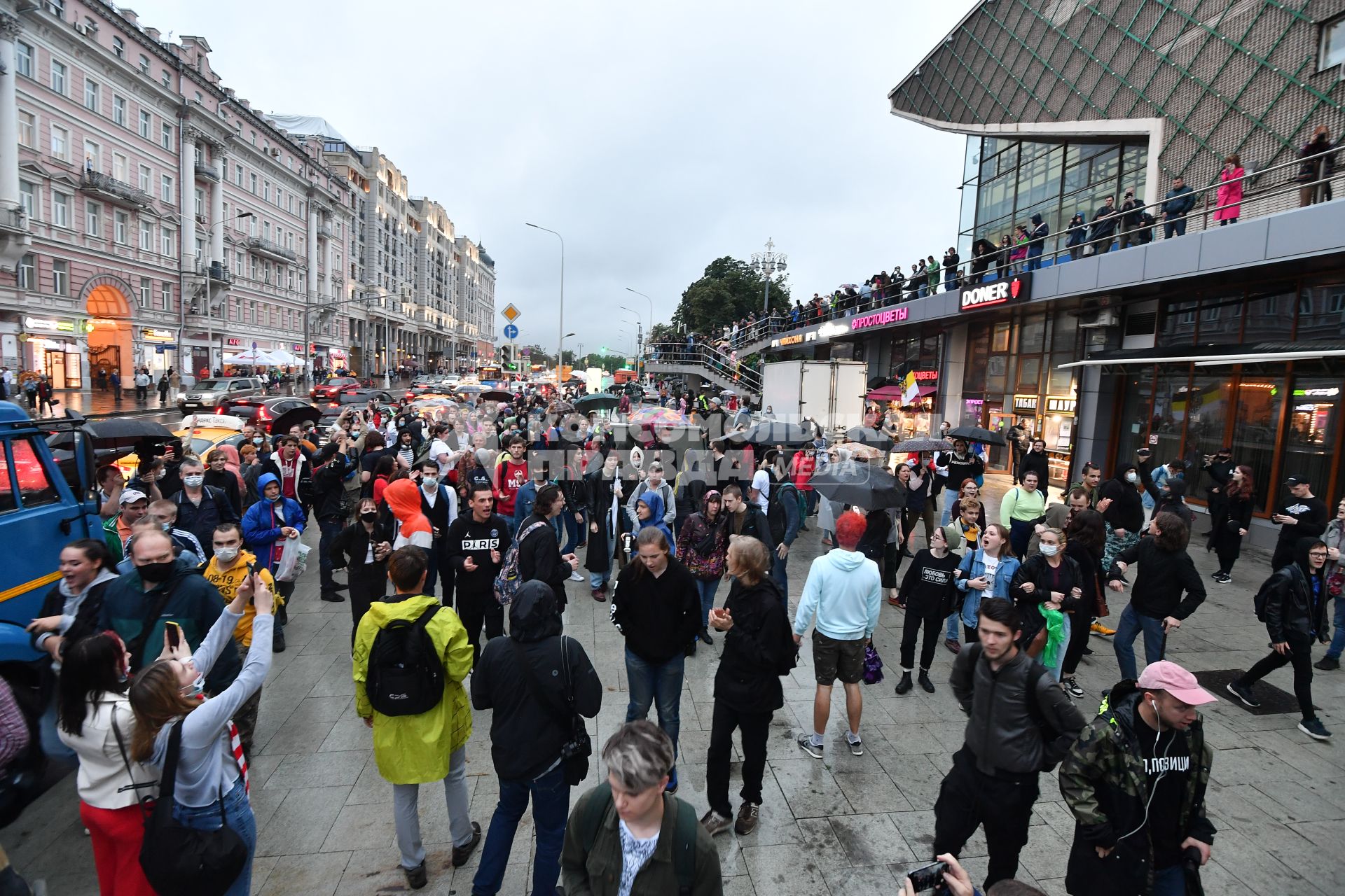 Москва. Участники несанкционированного митинга против признания итогов голосования по Конституции РФ.