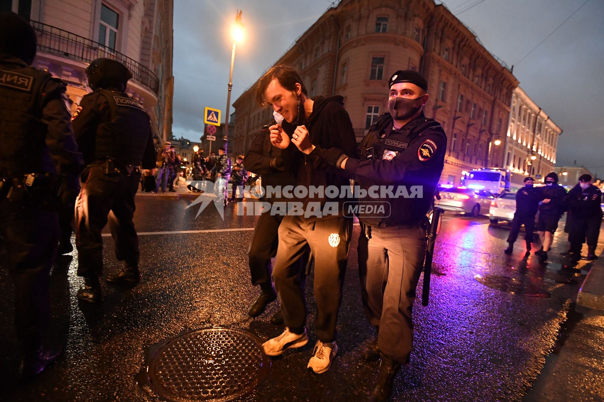 Москва. Сотрудники полиции   во время несанкционированного митинга против признания итогов голосования по Конституции РФ.