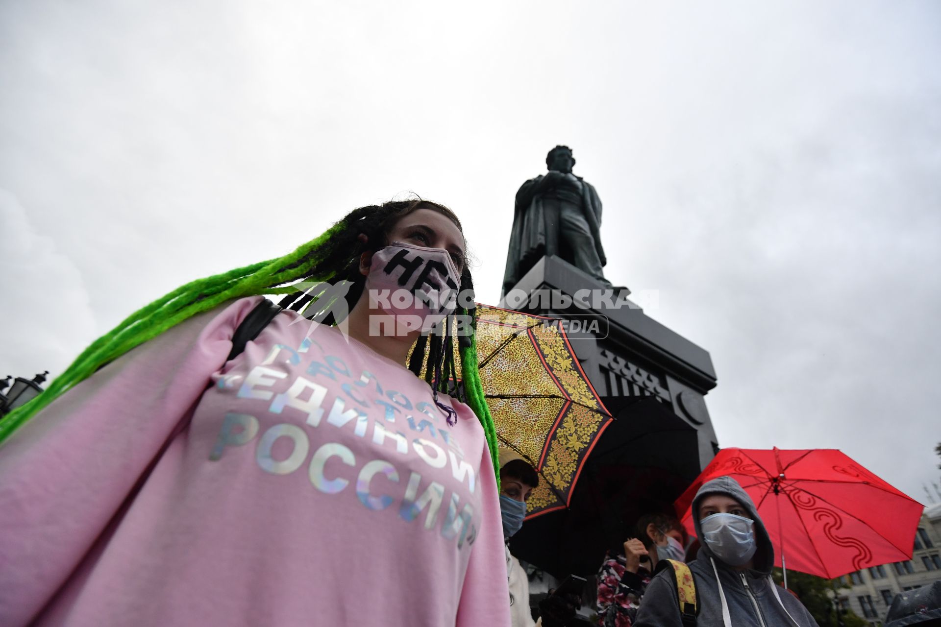 Москва. Участники несанкционированного митинга против признания итогов голосования по Конституции РФ  на Пушкинской площади.