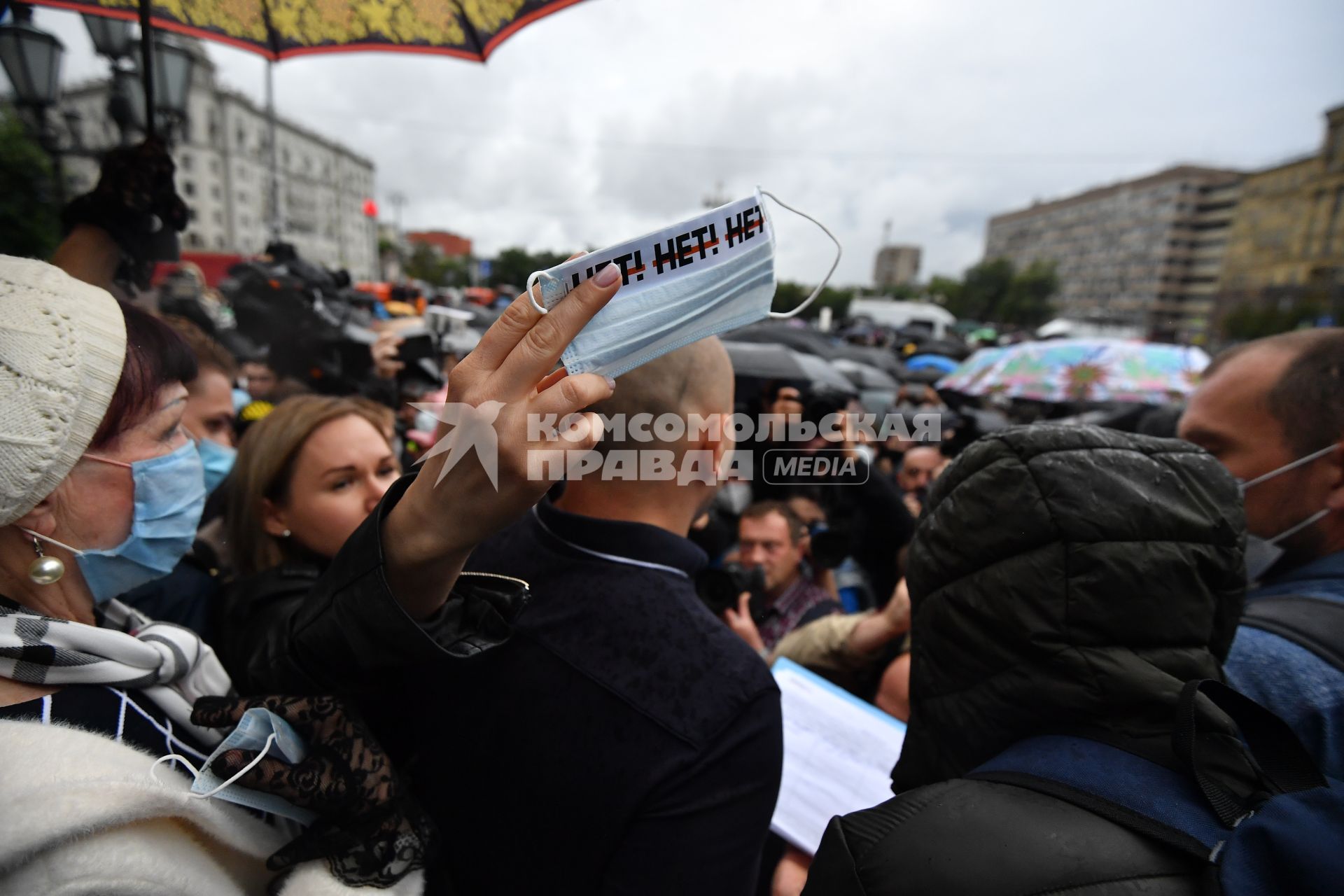 Москва. Участники несанкционированного митинга против признания итогов голосования по Конституции РФ.