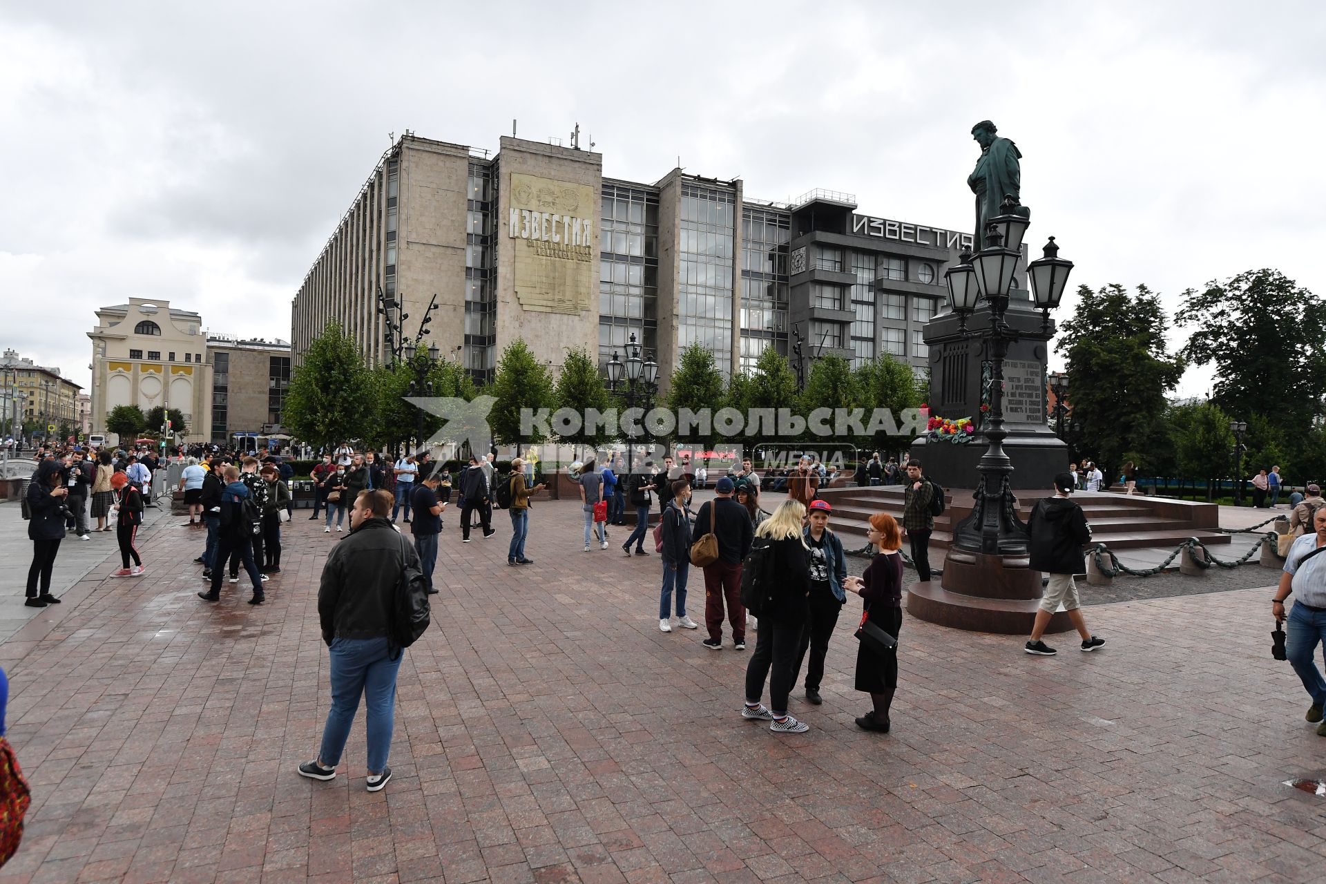 Москва. Участники несанкционированного митинга против признания итогов голосования по Конституции РФ  на Пушкинской площади.