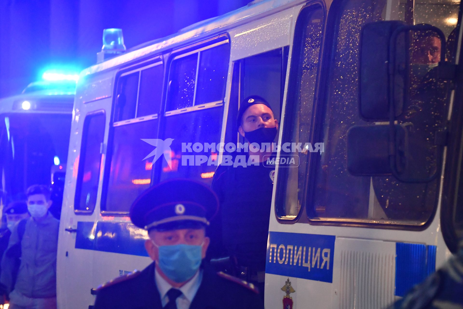 Москва. Сотрудники полиции   во время несанкционированного митинга против признания итогов голосования по Конституции РФ.