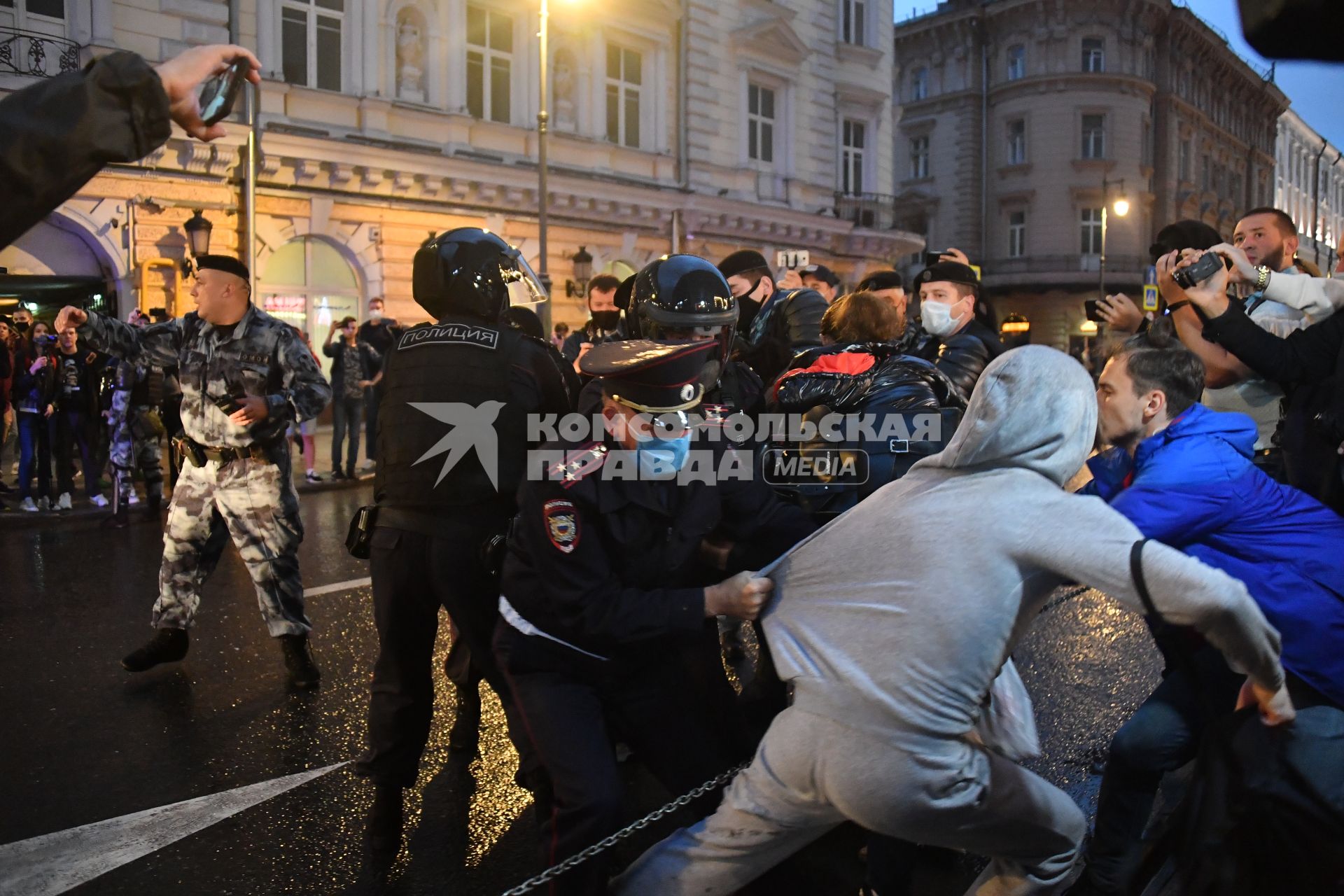 Москва. Сотрудники полиции   во время несанкционированного митинга против признания итогов голосования по Конституции РФ.