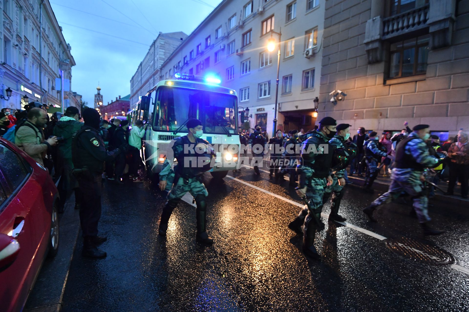 Москва. Сотрудники полиции   во время несанкционированного митинга против признания итогов голосования по Конституции РФ.