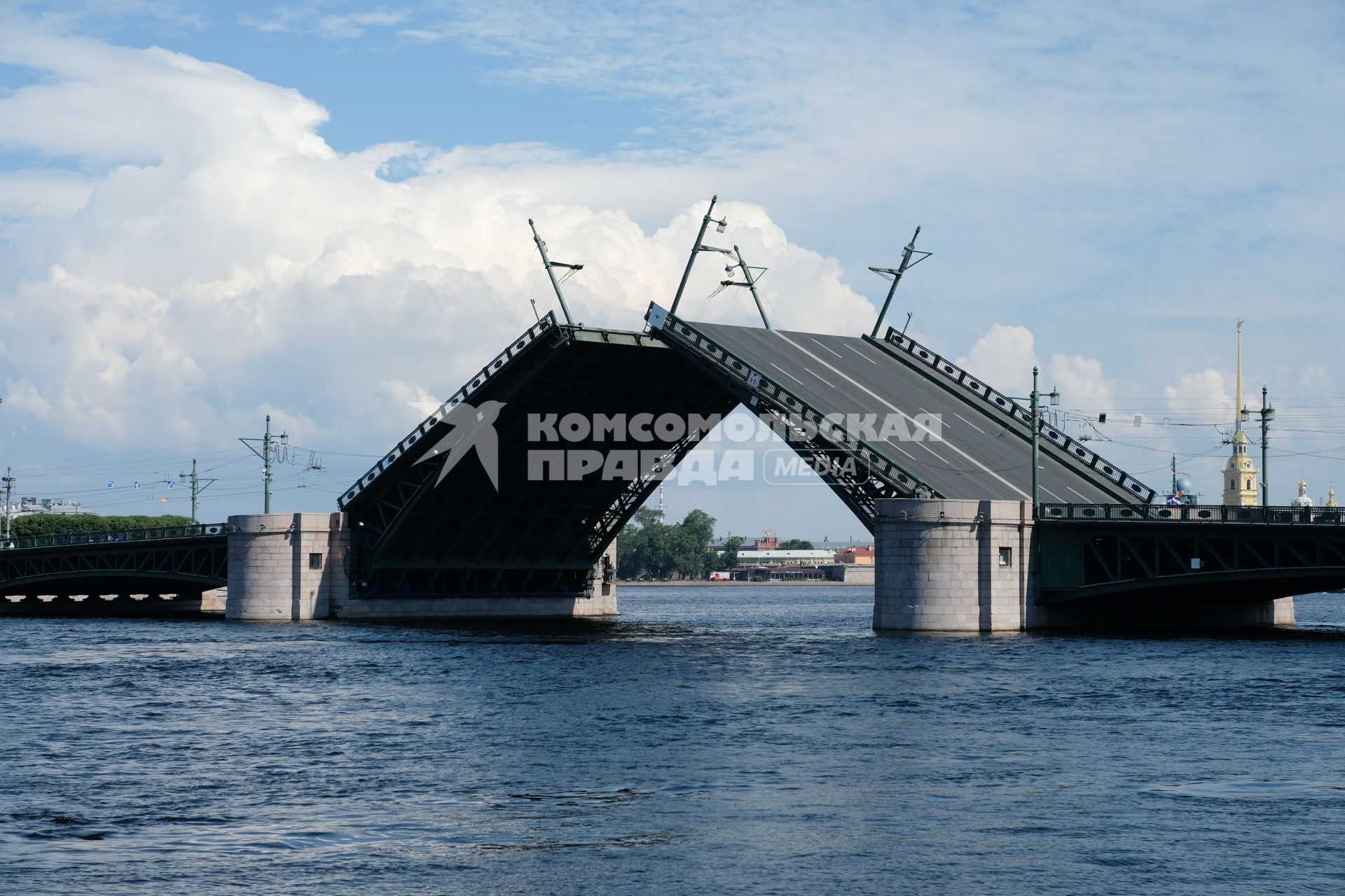 Санкт-Петербург.  Разведенный Дворцовый мост.