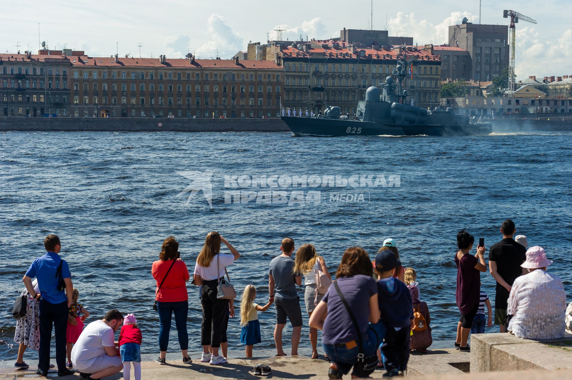 Санкт-Петербург. Большой ракетный катер `Димитровград` во время репетиции Главного военно-морского парада в акватории Невы.