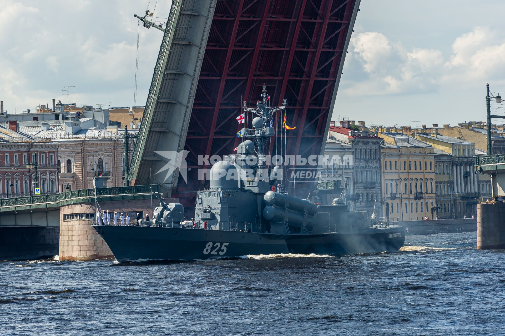 Санкт-Петербург. Большой ракетный катер `Димитровград` во время репетиции Главного военно-морского парада в акватории Невы.