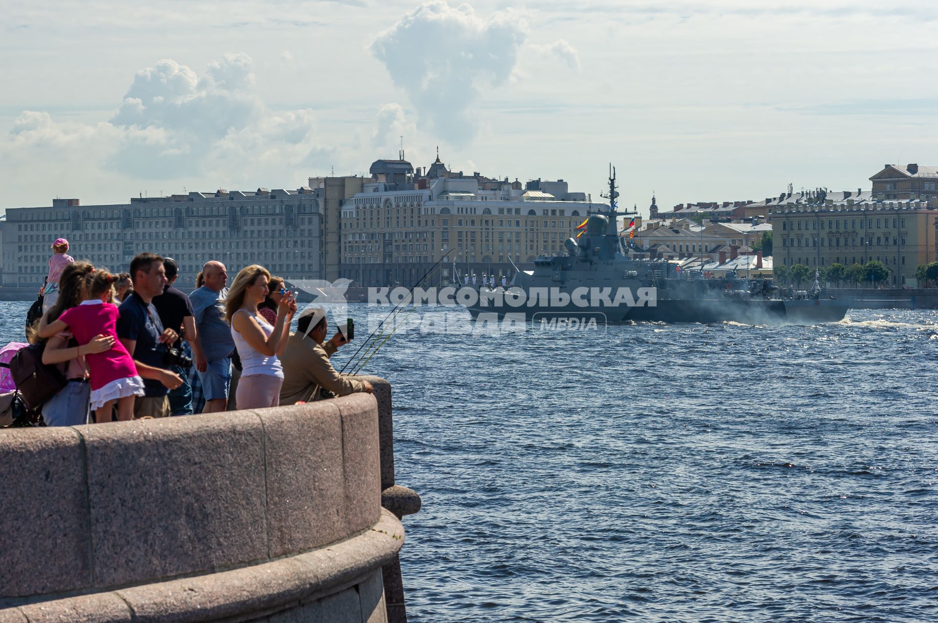 Санкт-Петербург. Малый ракетный корабль `Мытищи` во время репетиции Главного военно-морского парада в акватории Невы.