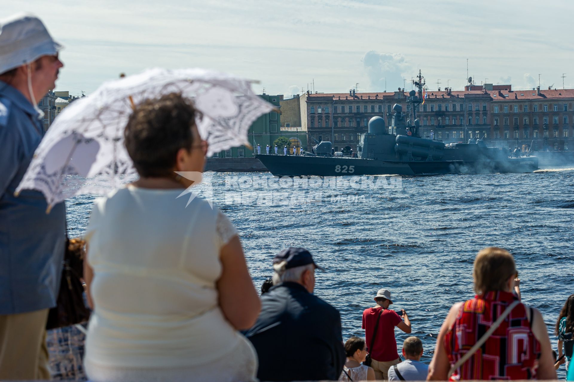 Санкт-Петербург. Большой ракетный катер `Димитровград` во время репетиции Главного военно-морского парада в акватории Невы.