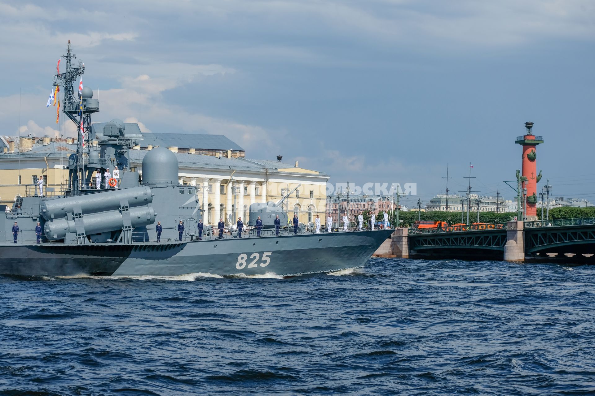 Санкт-Петербург. Большой ракетный катер `Димитровград` во время репетиции Главного военно-морского парада в акватории Невы.