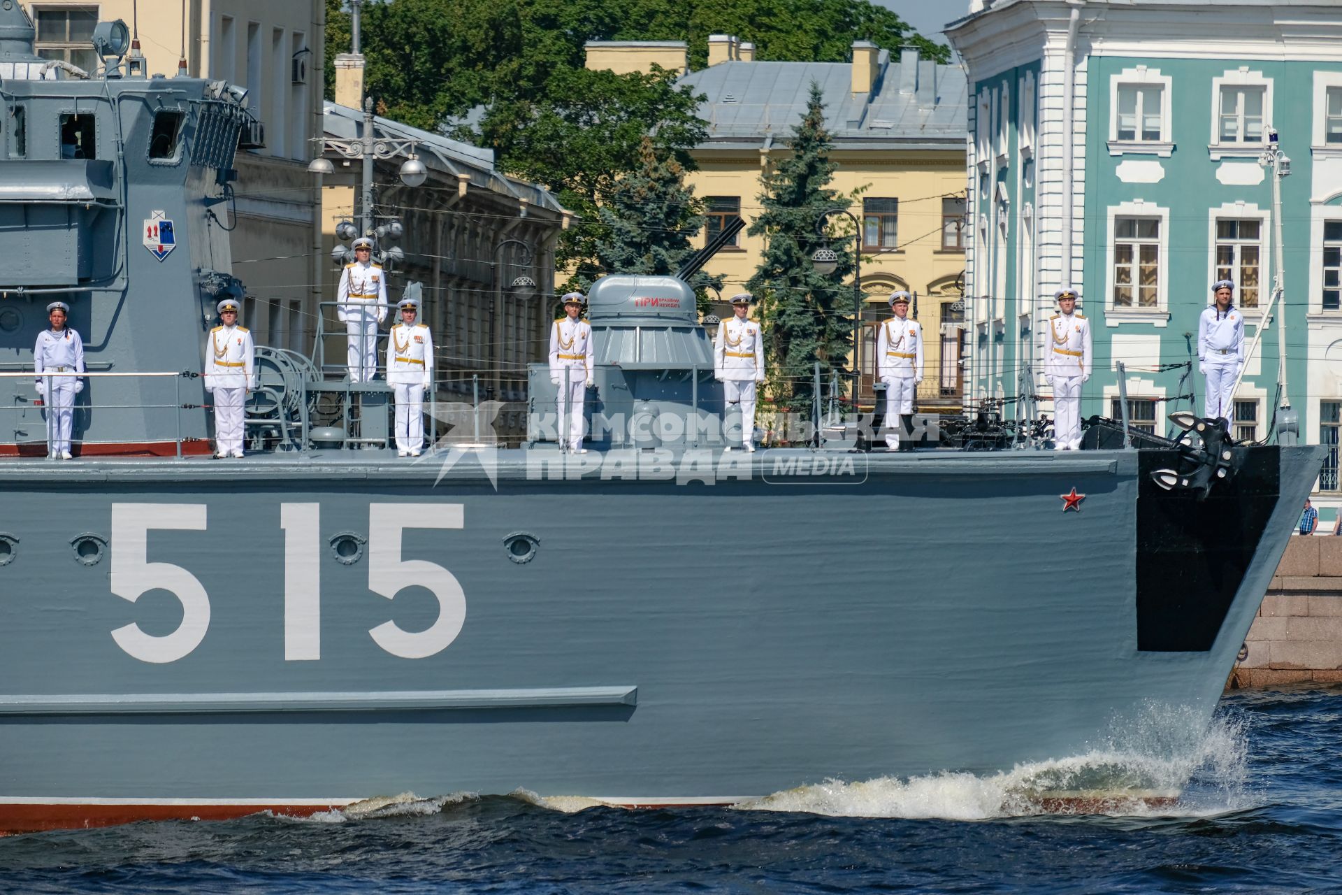 Санкт-Петербург. Базовый тральщик `Павел Хенов` во время репетиции Главного военно-морского парада в акватории Невы.