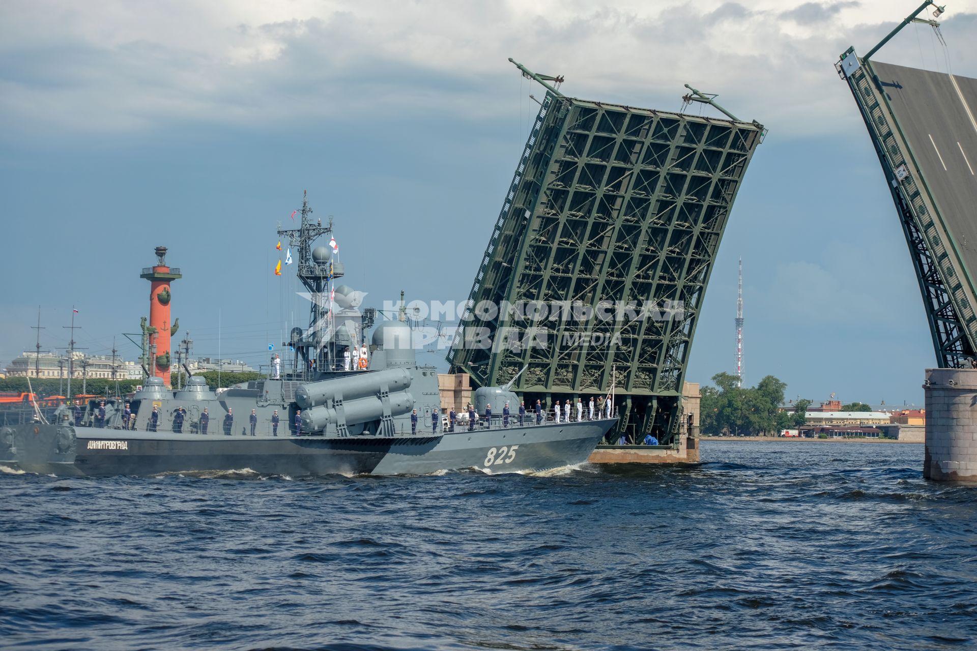 Санкт-Петербург. Большой ракетный катер `Димитровград` во время репетиции Главного военно-морского парада в акватории Невы.