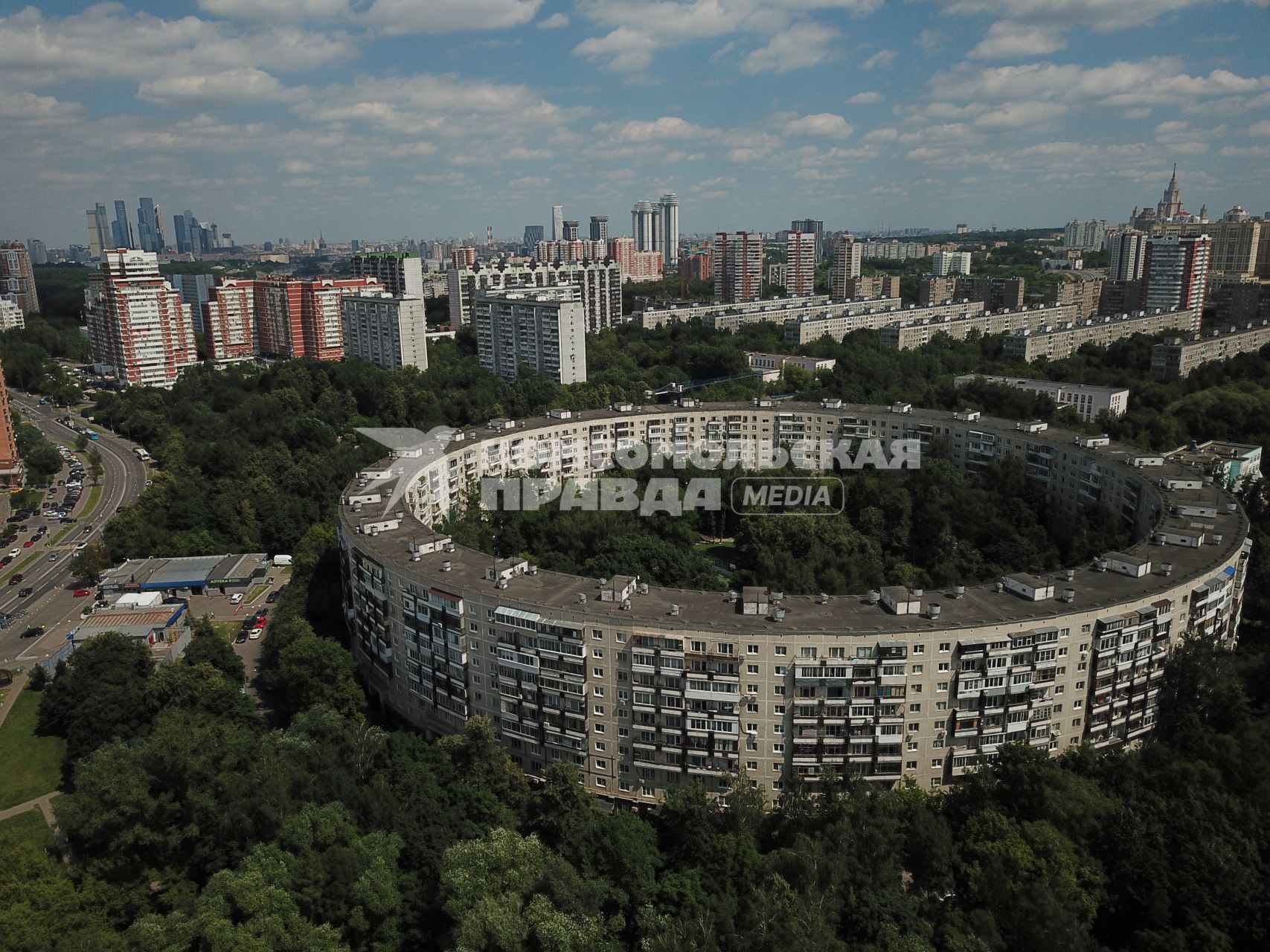 Москва. Круглый дом #13 на Нежинской улице в районе Очаково-Матвеевское.