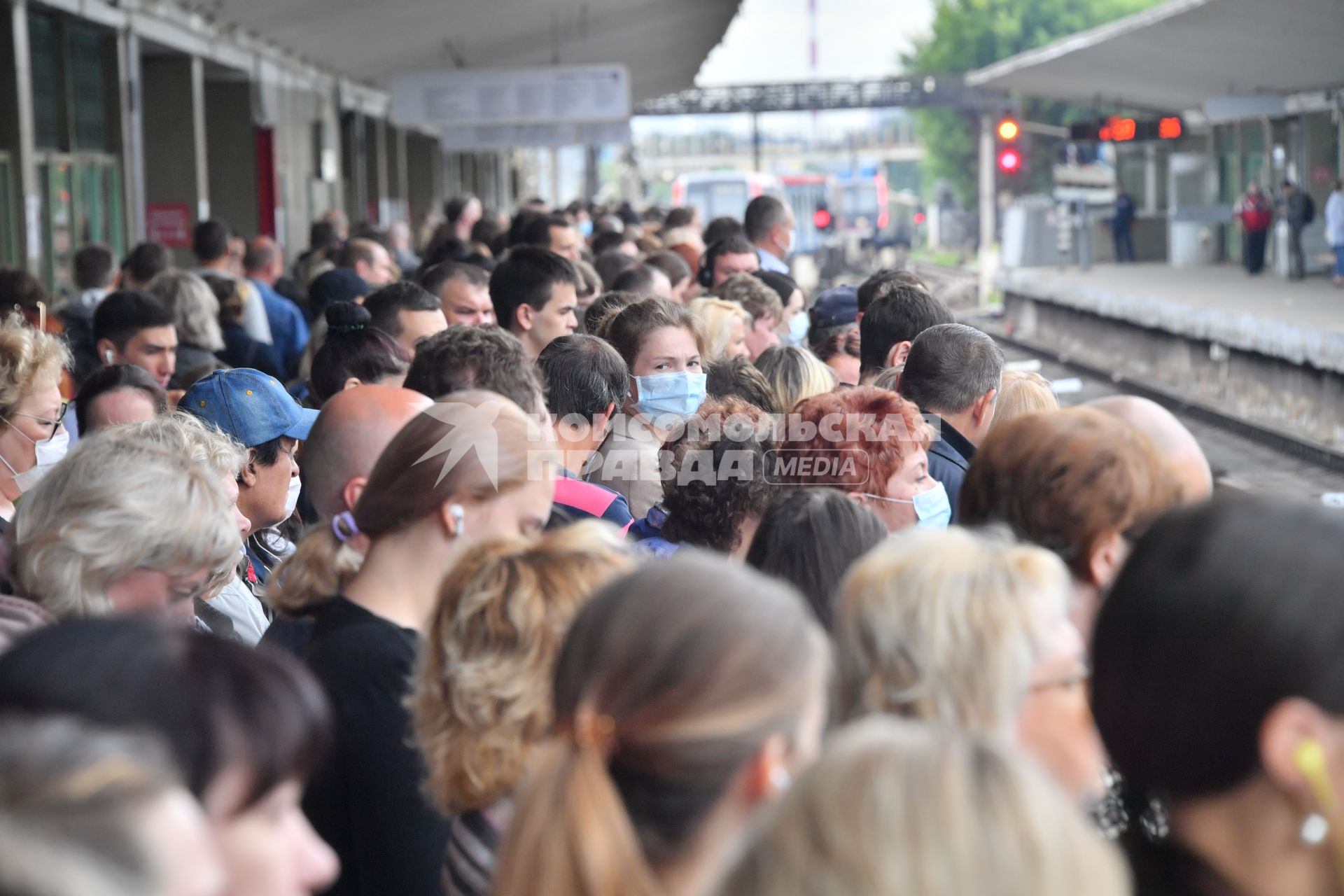 Москва.  Пассажиры в ожидании поезда на платформе станции метро `Выхино`.