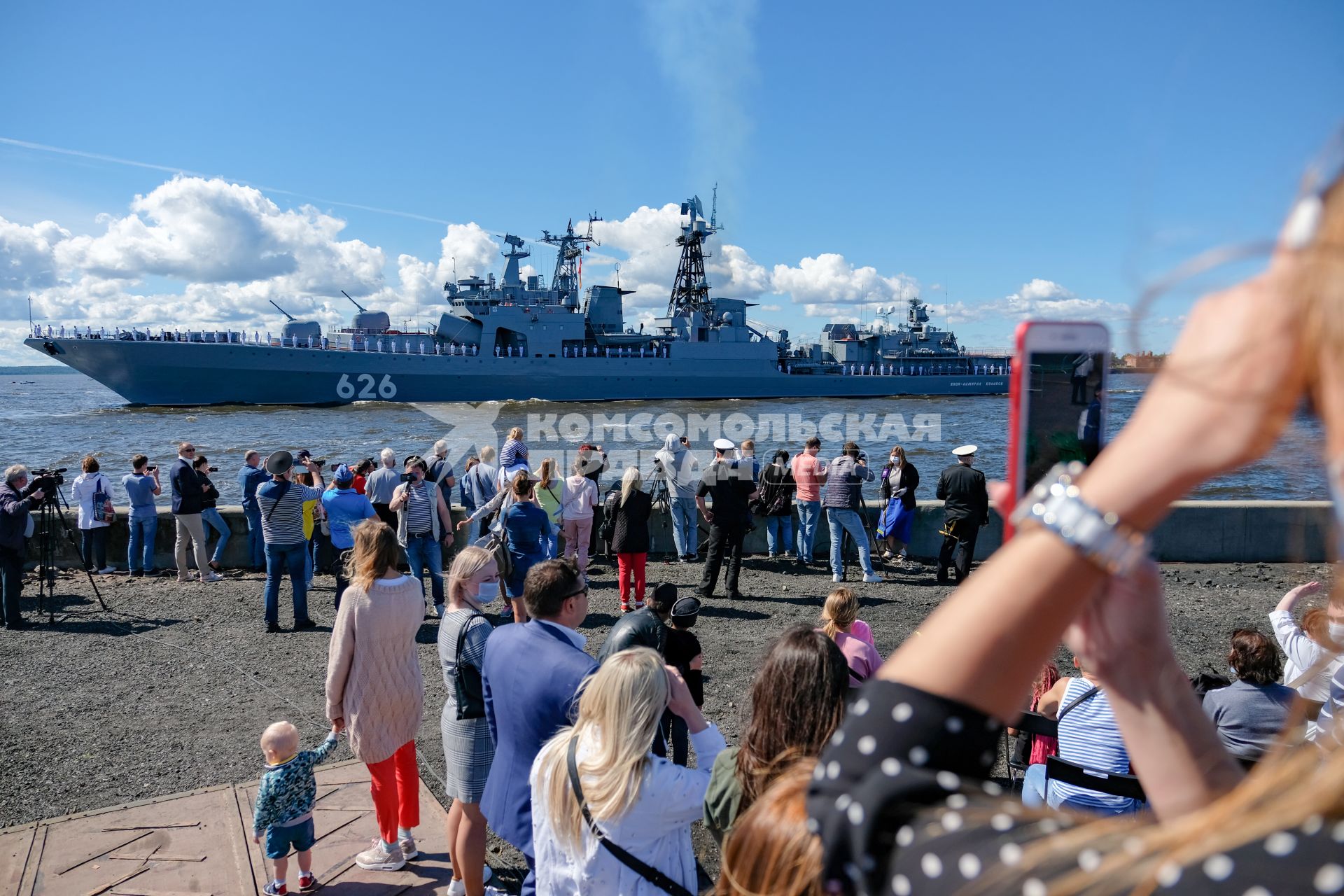 Санкт-Петербург.  Большой противолодочный корабль `Вице-адмирал Кулаков` во время Главного военно-морского парада в честь Дня Военно-морского флота России.