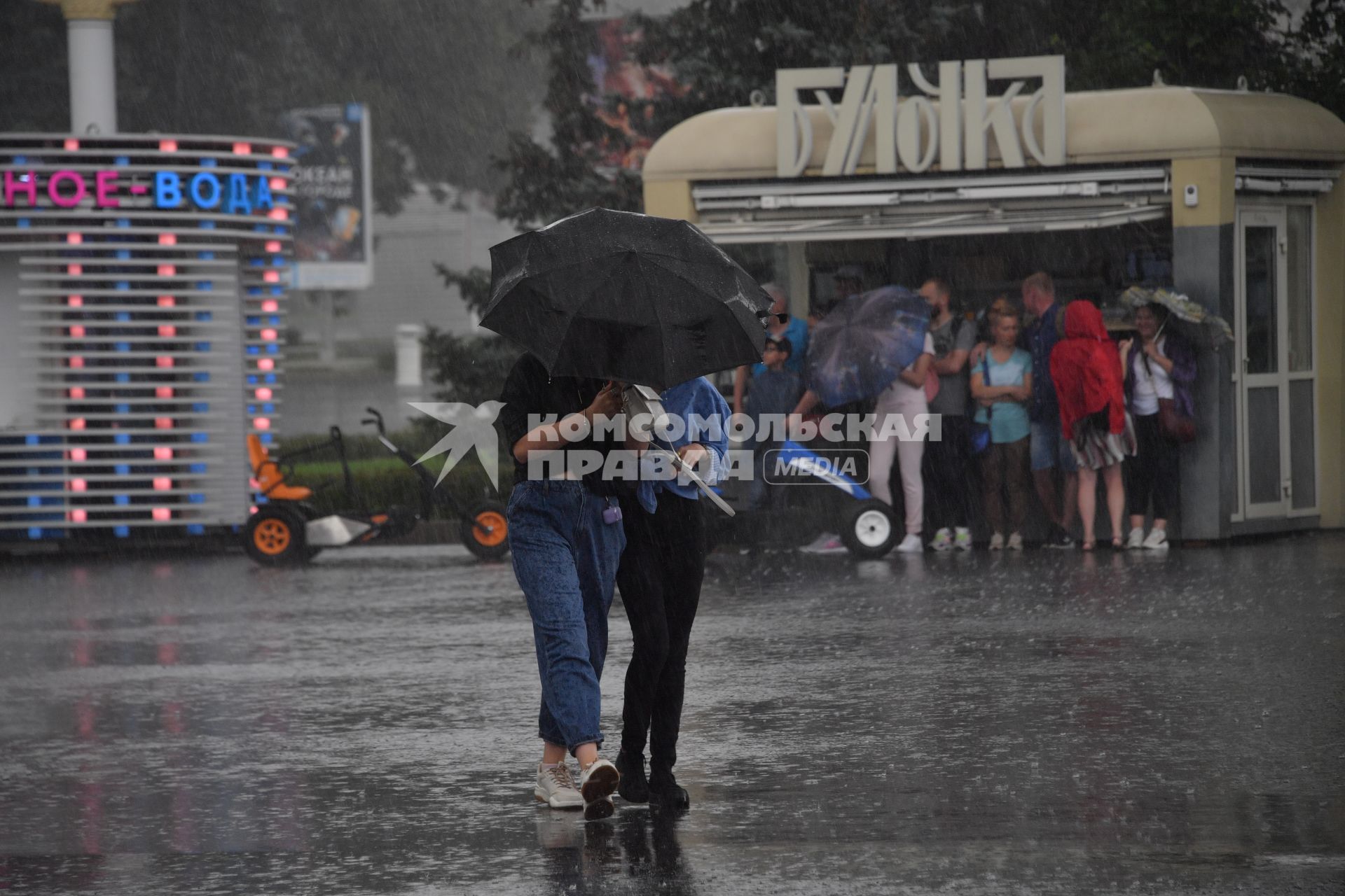 Москва.   Девушки под зонтом.