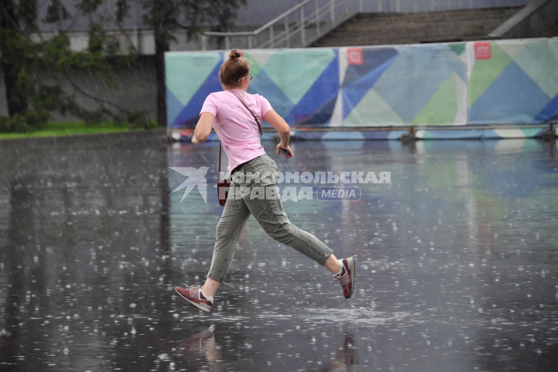 Москва.   Девушка под дождем.