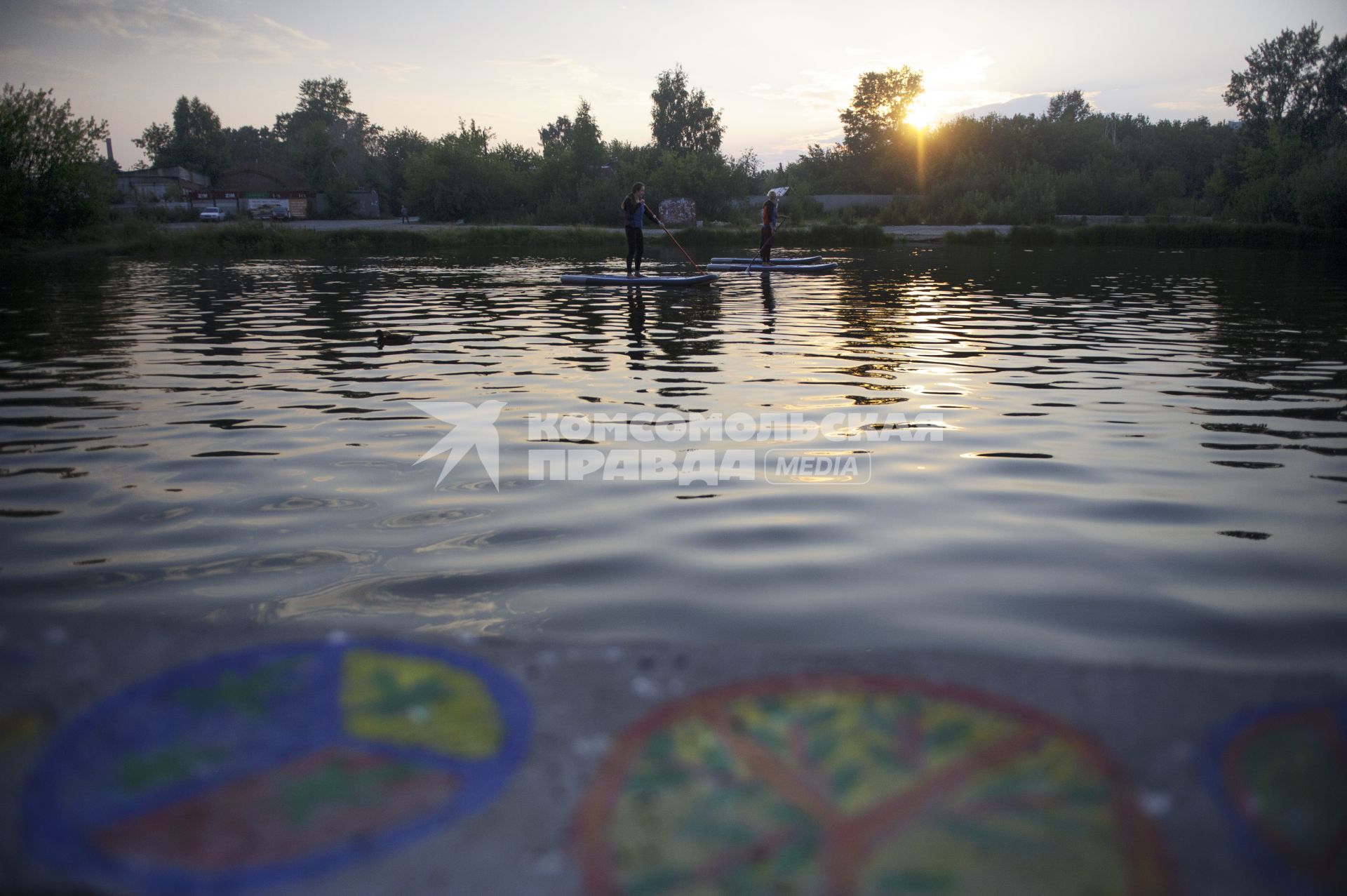 Екатеринбург. Корреспондент КП-Екатеринбург Александра Скоробогатова на акватории реки исеть, во время обучения плаванию на на сапсерфе. (SUP-серфинг - водный вид спорта, разновидность сёрфинга, в котором серфер, стоя на доске, катается на волнах и при этом гребет веслом)