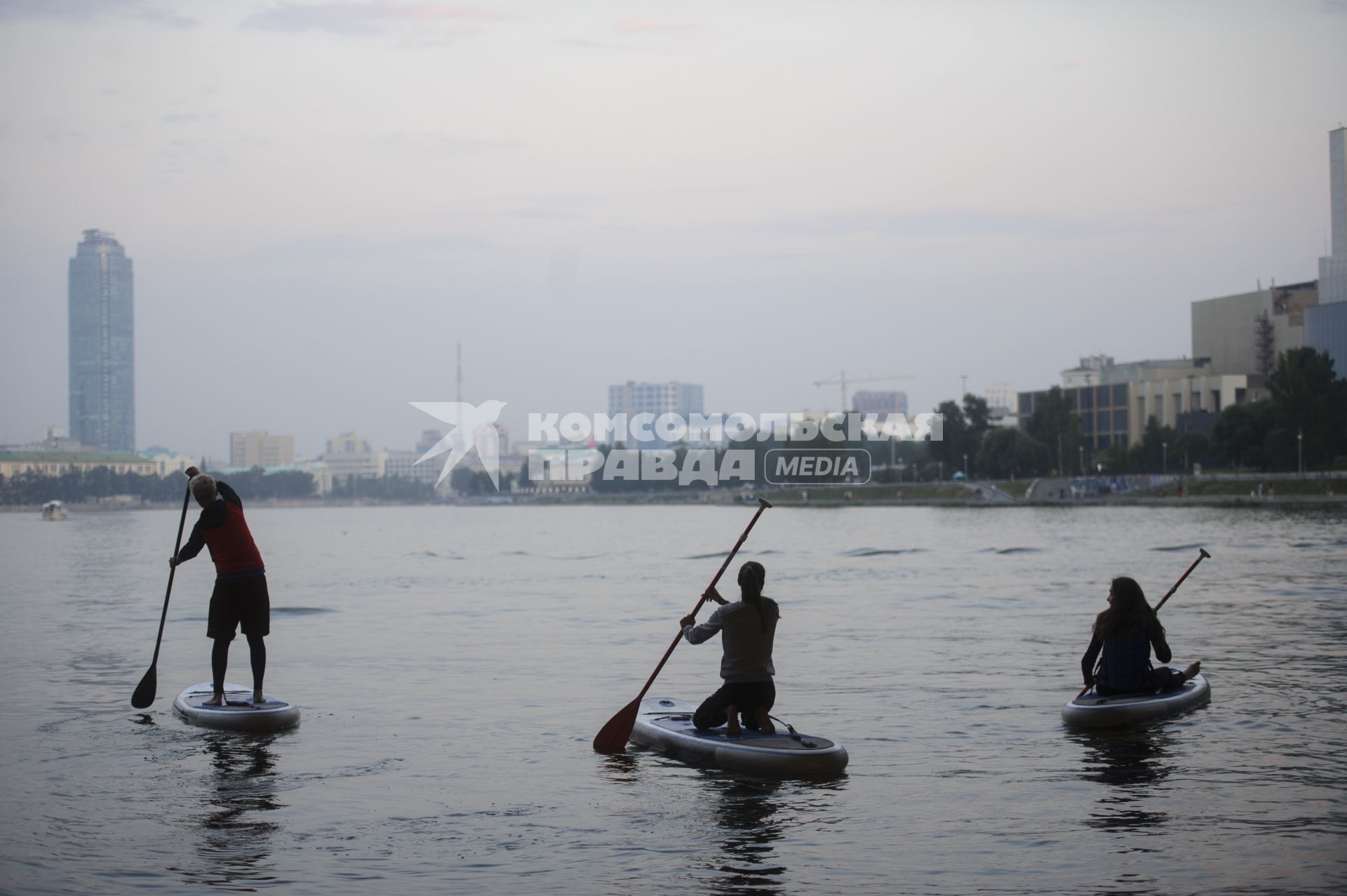 Екатеринбург. Корреспондент КП-Екатеринбург Александра Скоробогатова с инструктором, на акватории реки Исеть, во время обучения плаванию на на сапсерфе. (SUP-серфинг - водный вид спорта, разновидность сёрфинга, в котором серфер, стоя на доске, катается на волнах и при этом гребет веслом)