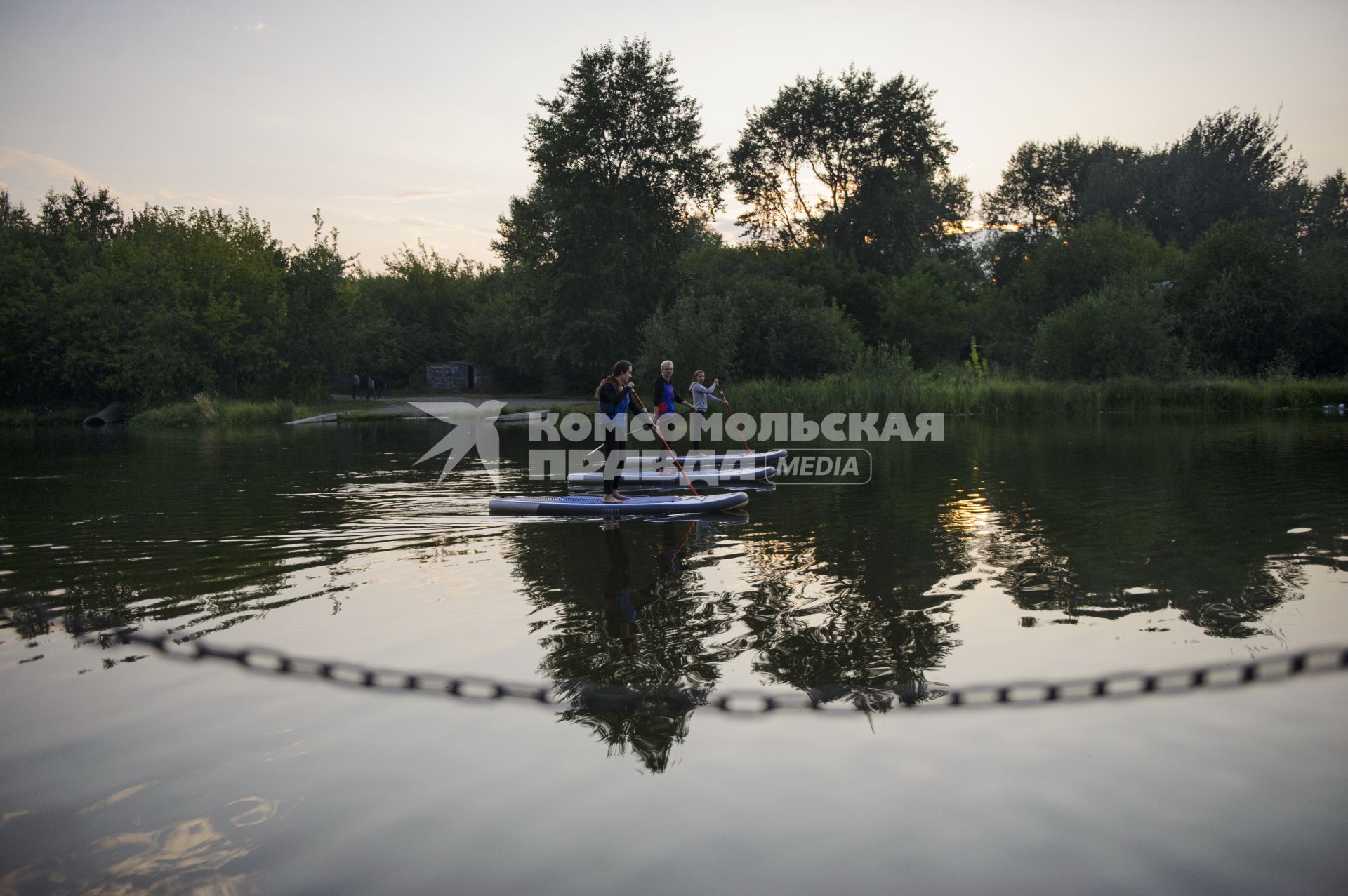 Екатеринбург. Корреспондент КП-Екатеринбург Александра Скоробогатова на акватории реки исеть, во время обучения плаванию на на сапсерфе. (SUP-серфинг - водный вид спорта, разновидность сёрфинга, в котором серфер, стоя на доске, катается на волнах и при этом гребет веслом)