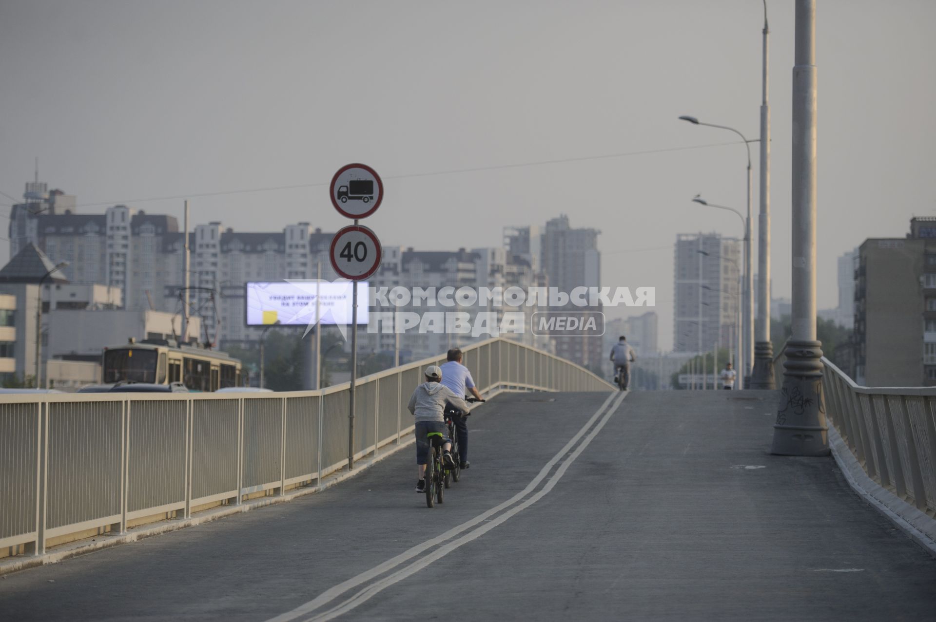 Екатеринбург. Горожане на пешеходной части Макаровского моста