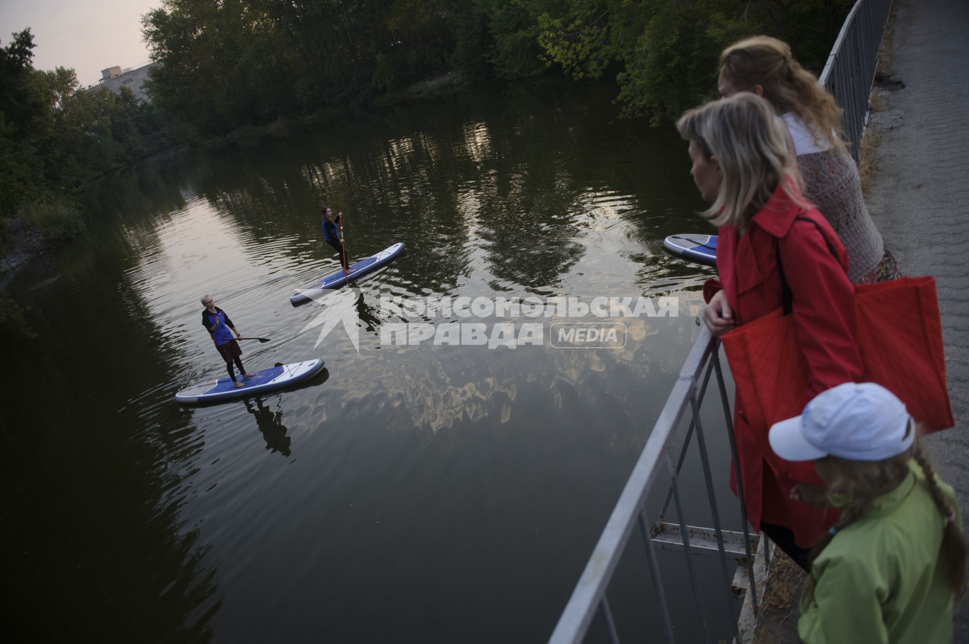 Екатеринбург. Корреспондент КП-Екатеринбург Александра Скоробогатова в водном клубе \'Водник\', во время обучения плаванию на на сапсерфе. (SUP-серфинг - водный вид спорта, разновидность сёрфинга, в котором серфер, стоя на доске, катается на волнах и при этом гребет веслом)