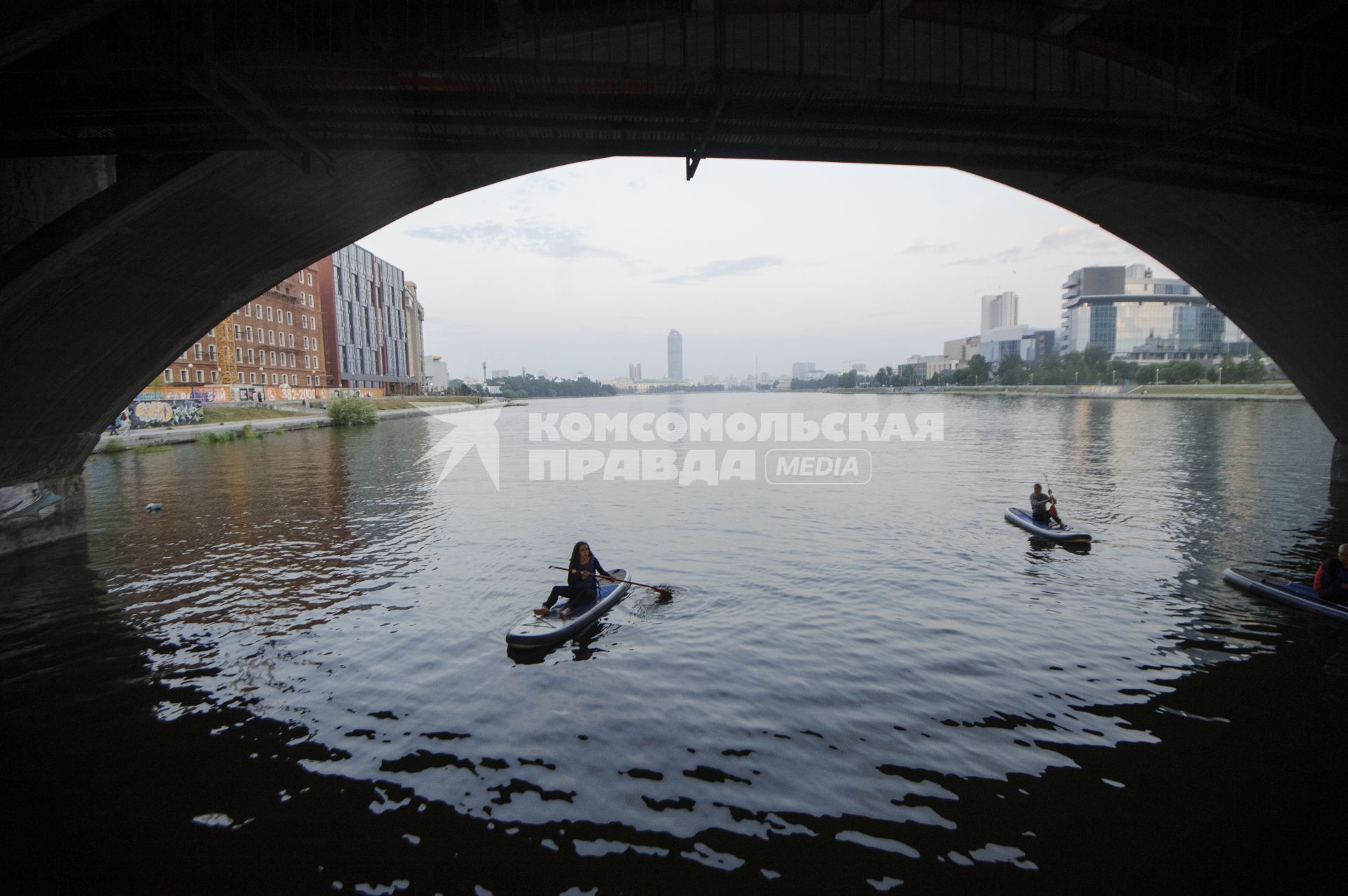 Екатеринбург. Корреспондент КП-Екатеринбург Александра Скоробогатова с инструктором, на акватории реки Исеть, во время обучения плаванию на на сапсерфе. (SUP-серфинг - водный вид спорта, разновидность сёрфинга, в котором серфер, стоя на доске, катается на волнах и при этом гребет веслом)