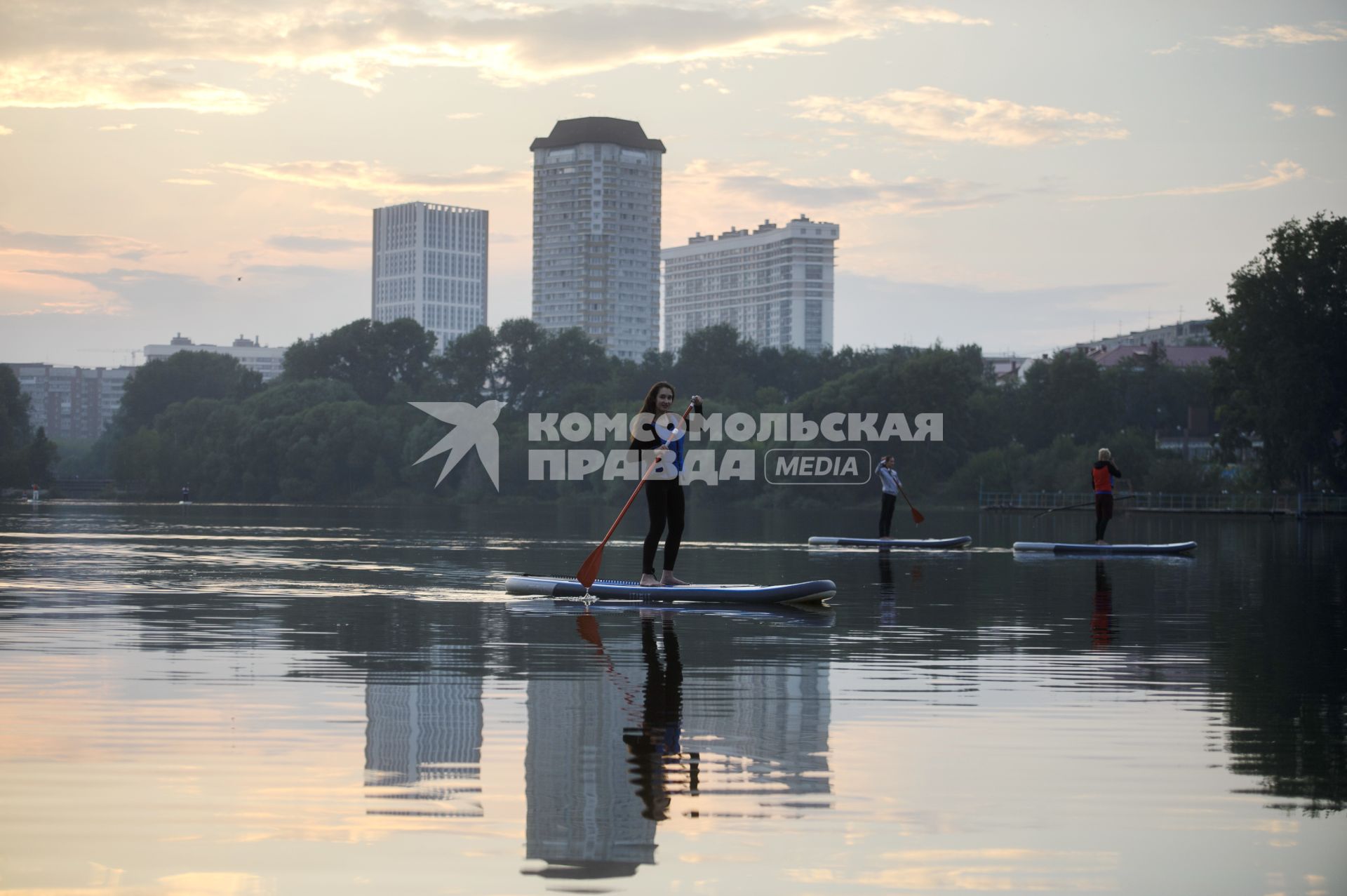 Екатеринбург. Корреспондент КП-Екатеринбург Александра Скоробогатова на акватории реки исеть, во время обучения плаванию на на сапсерфе. (SUP-серфинг - водный вид спорта, разновидность сёрфинга, в котором серфер, стоя на доске, катается на волнах и при этом гребет веслом)