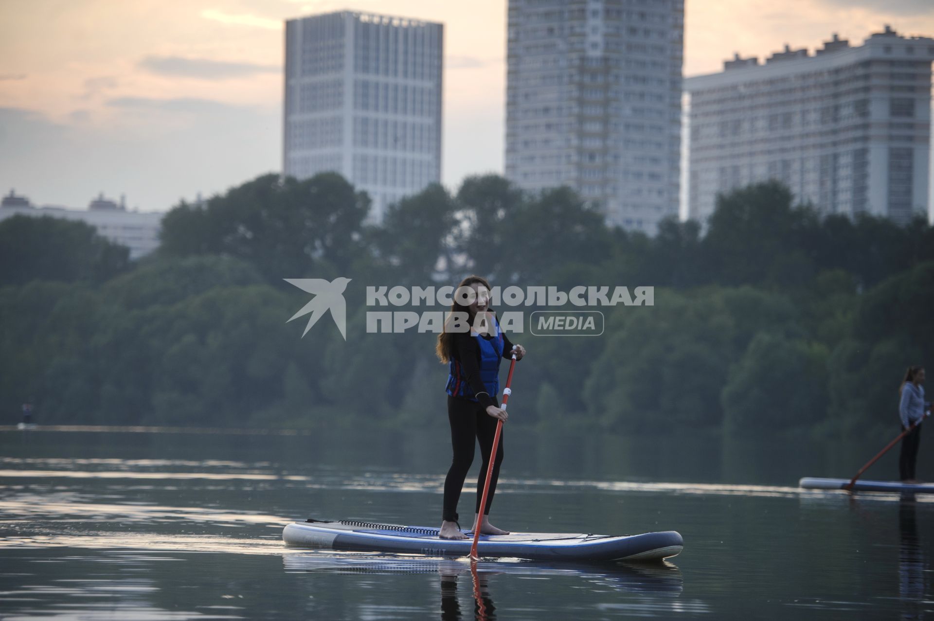 Екатеринбург. Корреспондент КП-Екатеринбург Александра Скоробогатова на акватории реки исеть, во время обучения плаванию на на сапсерфе. (SUP-серфинг - водный вид спорта, разновидность сёрфинга, в котором серфер, стоя на доске, катается на волнах и при этом гребет веслом)