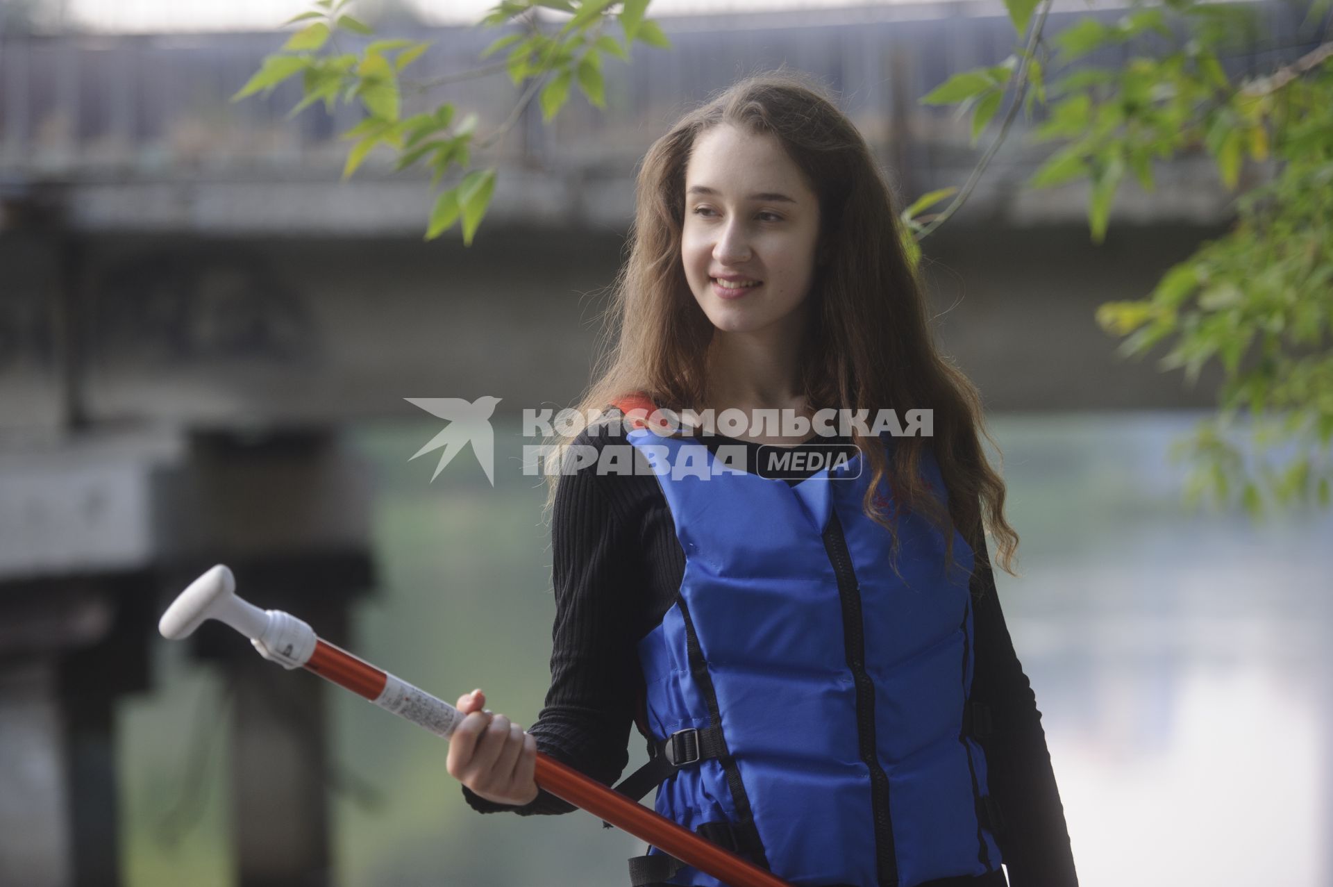 Екатеринбург. Корреспондент КП-Екатеринбург Александра Скоробогатова в водном клубе \'Водник\', во время обучения плаванию на на сапсерфе. (SUP-серфинг - водный вид спорта, разновидность сёрфинга, в котором серфер, стоя на доске, катается на волнах и при этом гребет веслом)