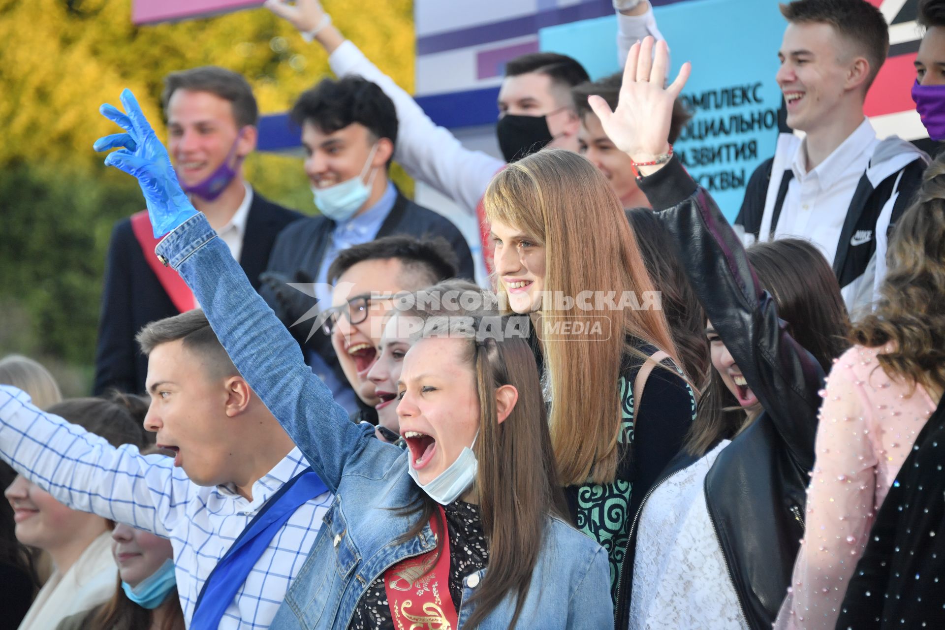 Москва.   Выпускники перед началом праздника ` Московский выпускной - 2020`  в Парке  Горького.