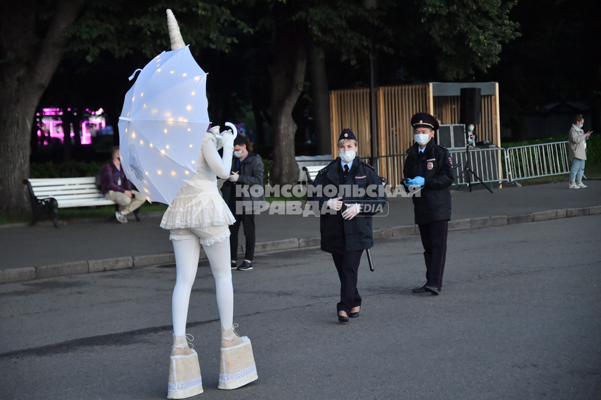 Москва.  Аниматор  во время праздника  `Московский выпускной - 2020 ` в Парке  Горького.