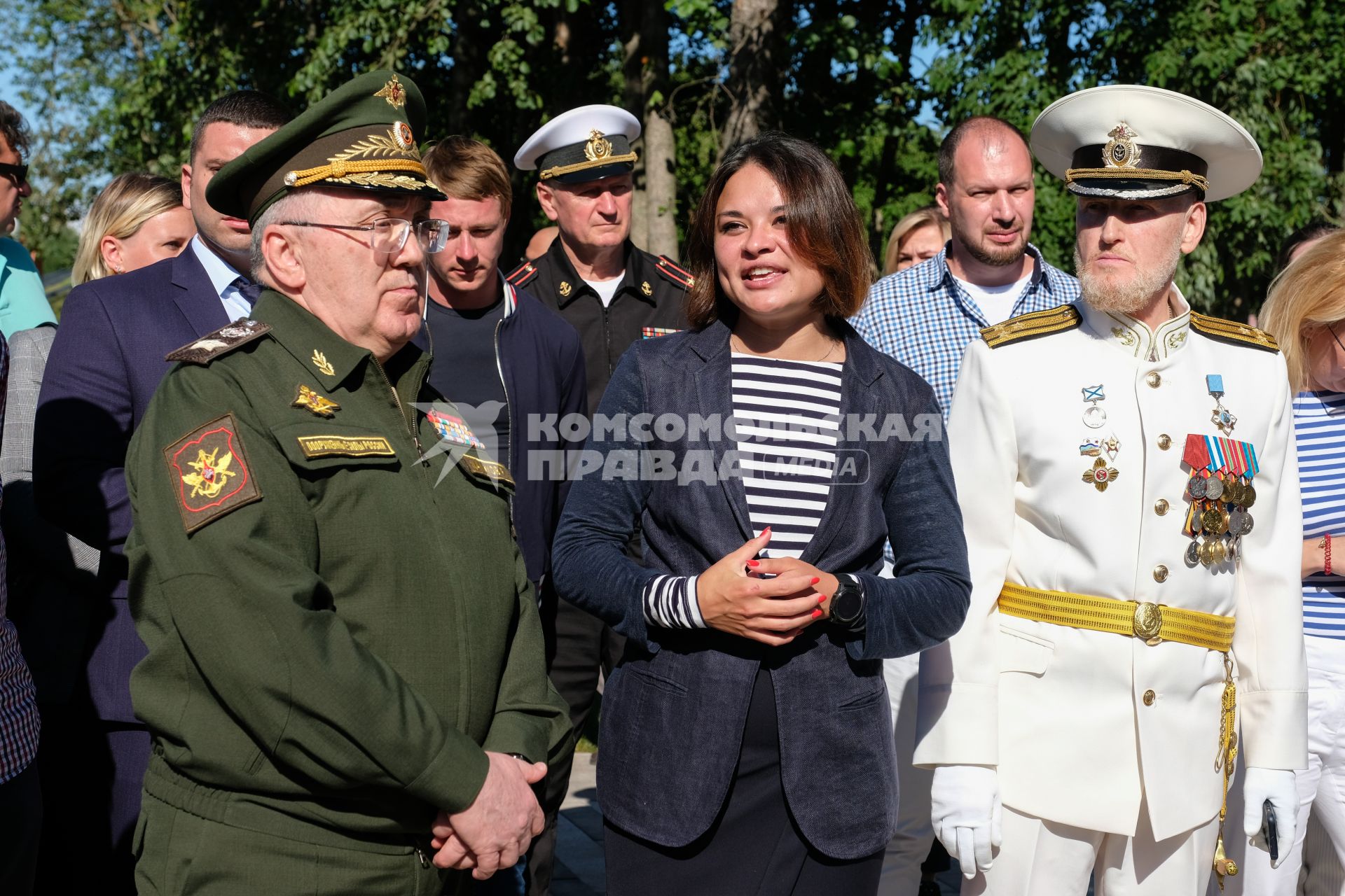 Кронштадт.  Заместитель Министра обороны Российской Федерации Руслан Цаликов и заместитель председателя инвестиционного комитета Целевого некоммерческого фонда по развитию туристско-рекреационного кластера города Кронштадта Ксения Шойгу во время торжественного открытия  Аллеи героев российского флота в Кронштадте.