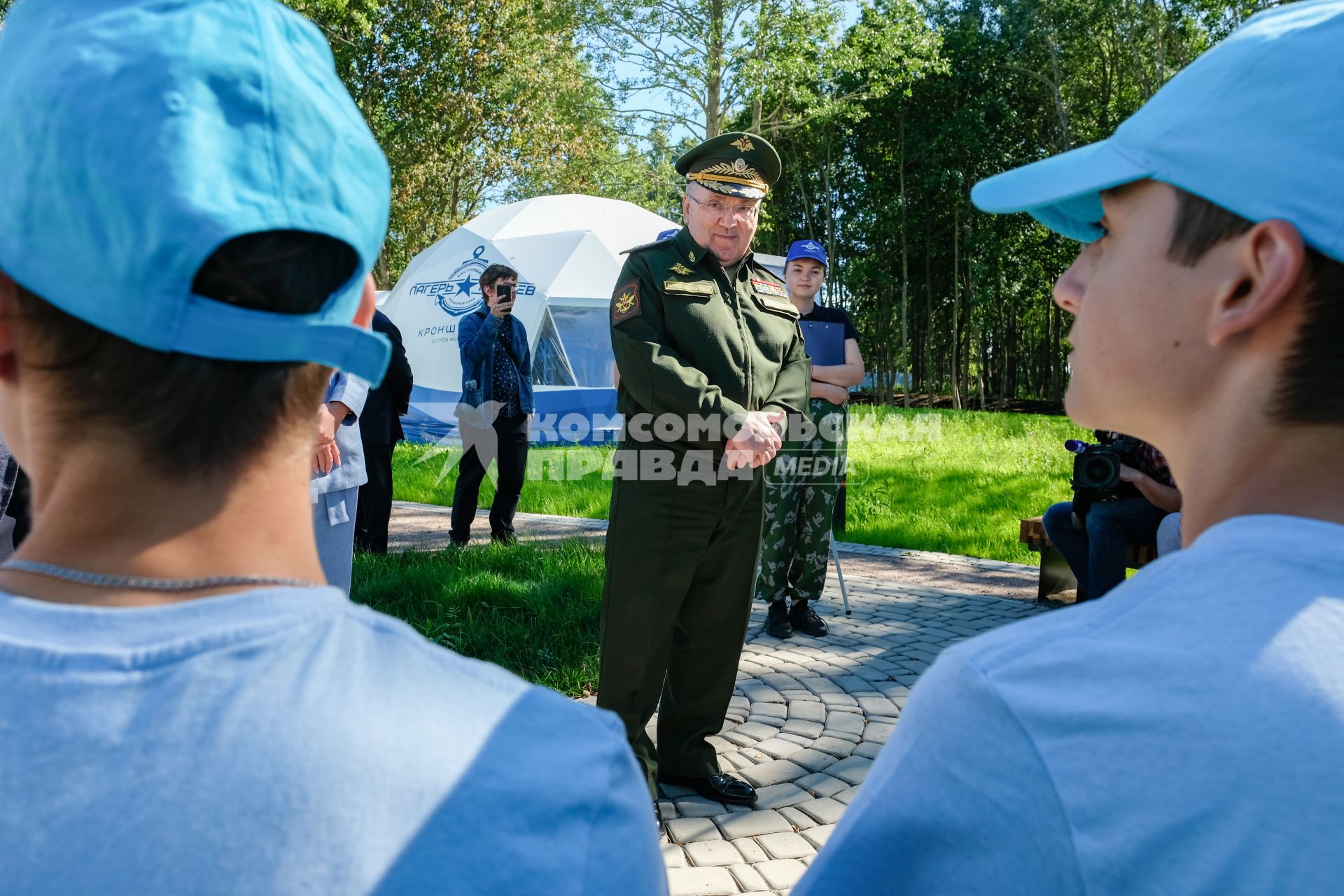 Кронштадт.  Заместитель Министра обороны Российской Федерации Руслан Цаликов   во время торжественного открытия  Аллеи героев российского флота в Кронштадте.