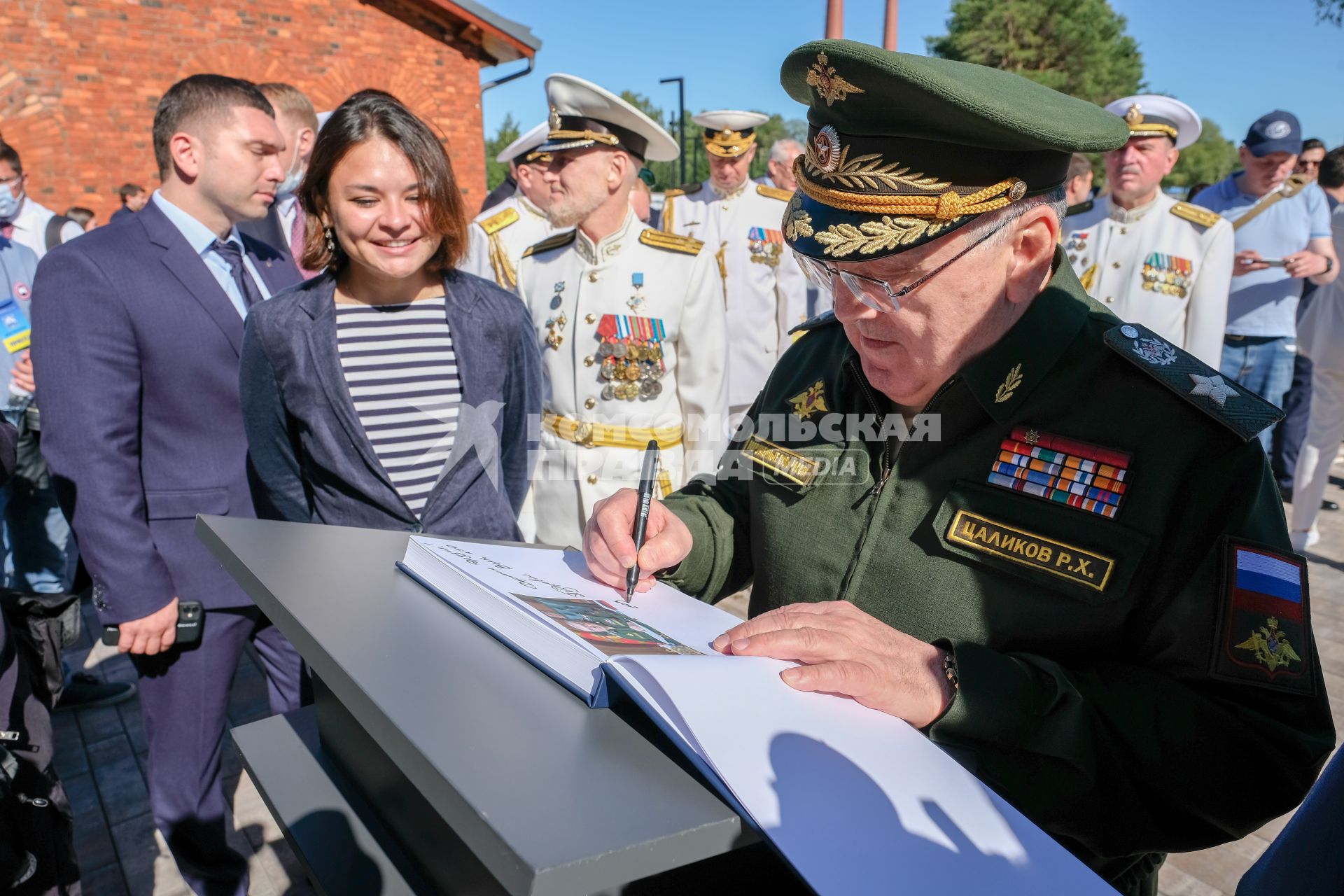 Кронштадт.  Заместитель Министра обороны Российской Федерации Руслан Цаликов и заместитель председателя инвестиционного комитета Целевого некоммерческого фонда по развитию туристско-рекреационного кластера города Кронштадта Ксения Шойгу во время торжественного открытия  Аллеи героев российского флота в Кронштадте.