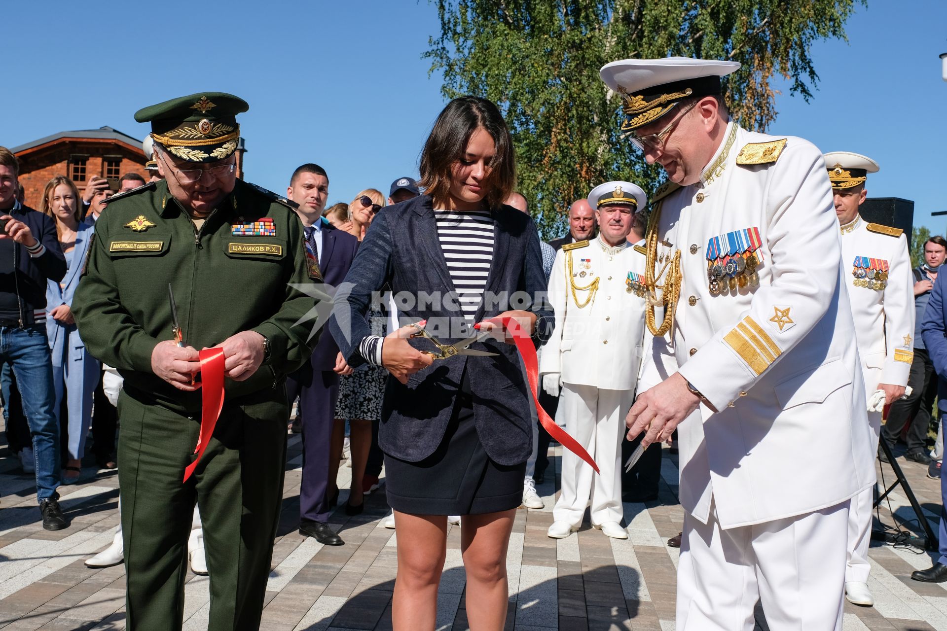 Кронштадт.  Заместитель Министра обороны Российской Федерации Руслан Цаликов и заместитель председателя инвестиционного комитета Целевого некоммерческого фонда по развитию туристско-рекреационного кластера города Кронштадта Ксения Шойгу во время торжественного открытия  Аллеи героев российского флота в Кронштадте.