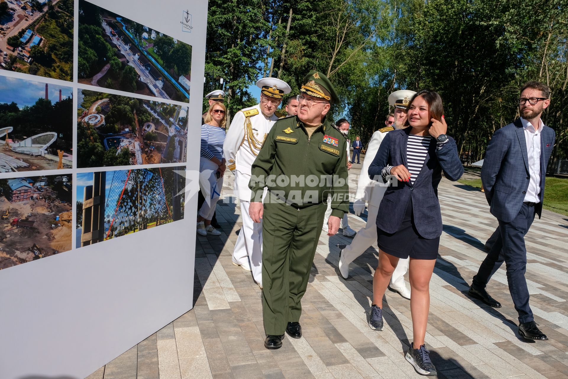 Кронштадт.  Заместитель Министра обороны Российской Федерации Руслан Цаликов и заместитель председателя инвестиционного комитета Целевого некоммерческого фонда по развитию туристско-рекреационного кластера города Кронштадта Ксения Шойгу во время торжественного открытия  Аллеи героев российского флота в Кронштадте.