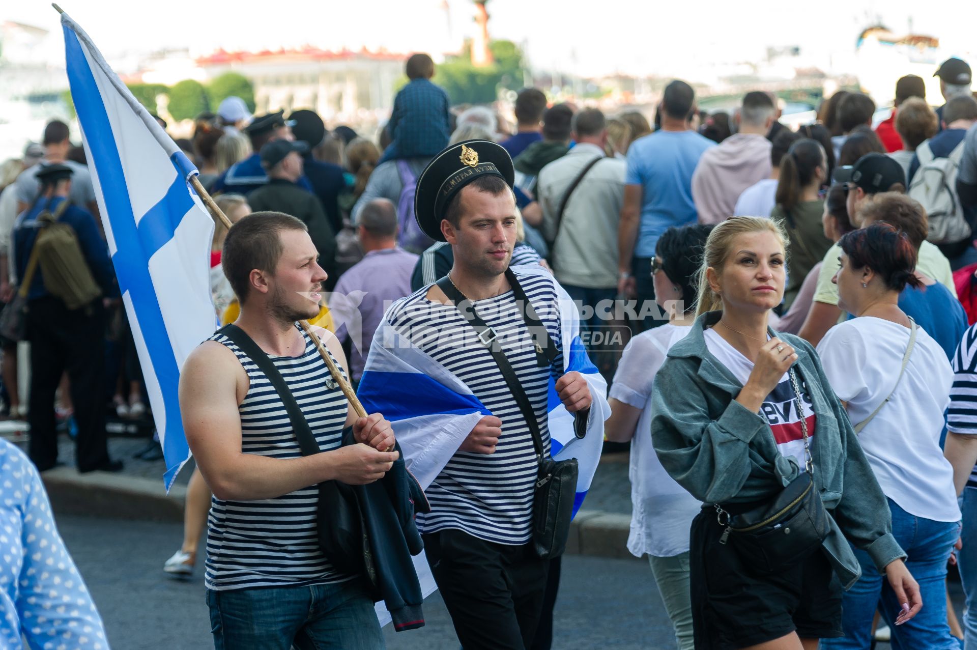 Санкт-Петербург.  Жители  города во время Главного военно-морского парада по случаю Дня Военно-морского флота РФ .