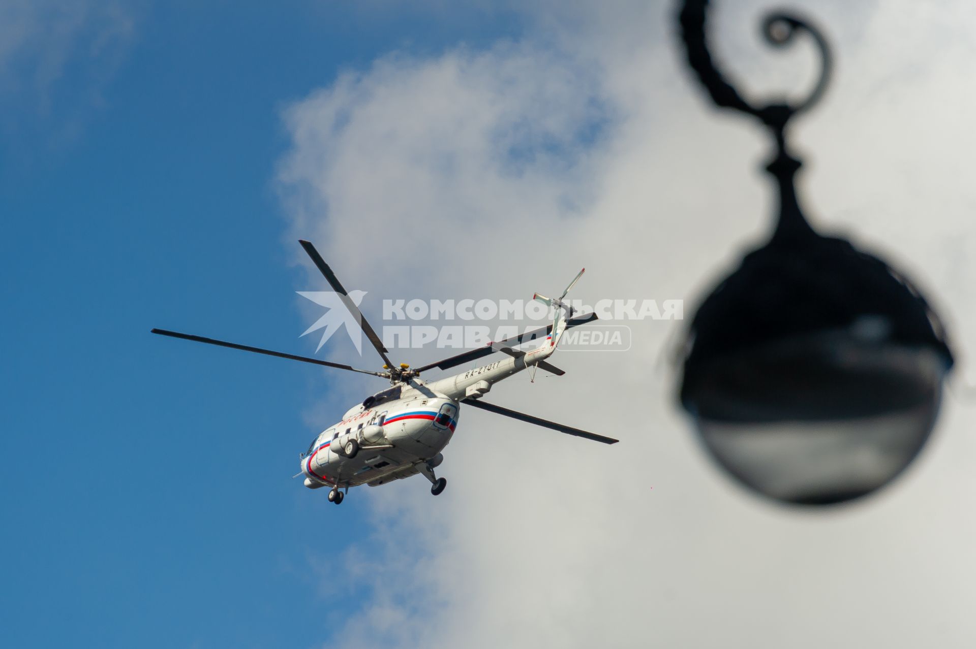 Санкт-Петербург.  Вертолет во время Главного военно-морского парада по случаю Дня Военно-морского флота РФ .