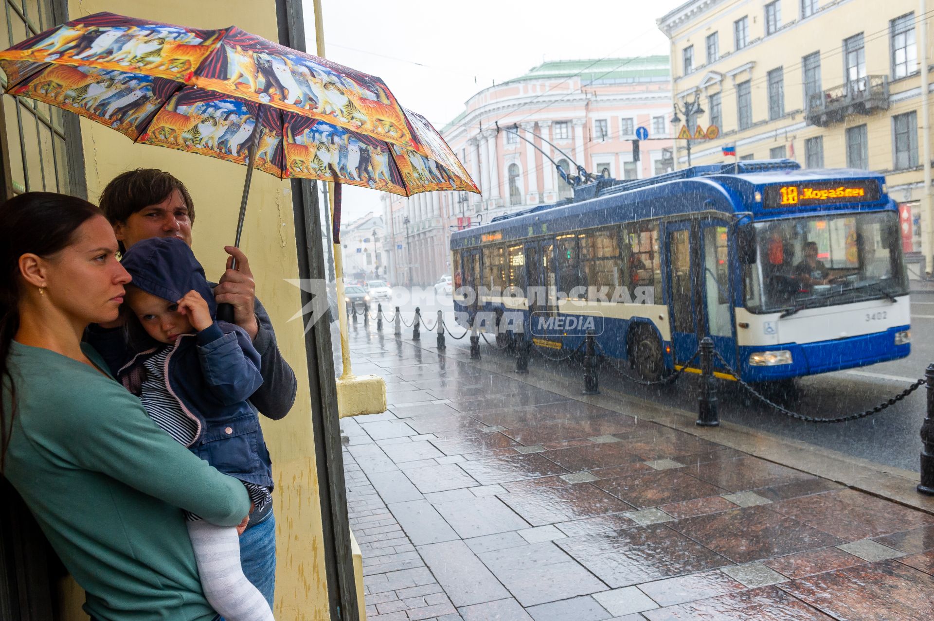 Санкт-Петербург. Прохожие во время дождя на Невском проспекте.