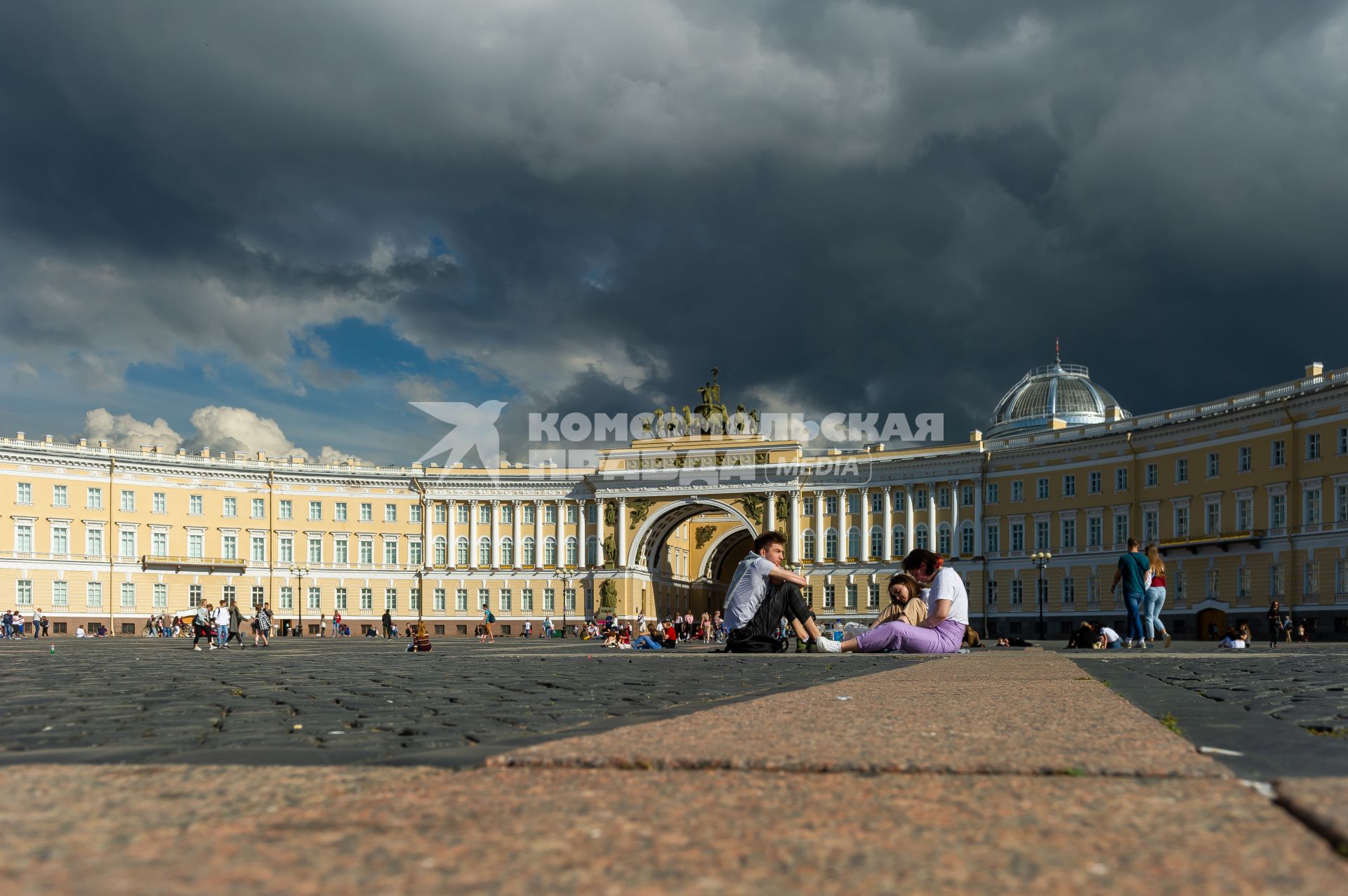Санкт-Петербург. Дворцовая площадь  перед грозой.