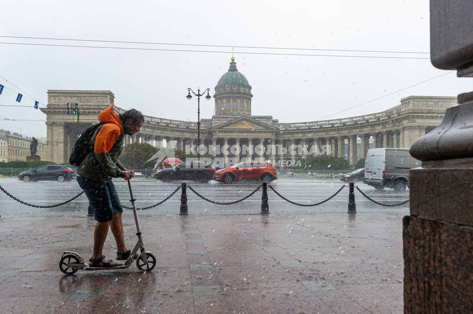 Санкт-Петербург. Прохожие во время дождя на Невском проспекте.