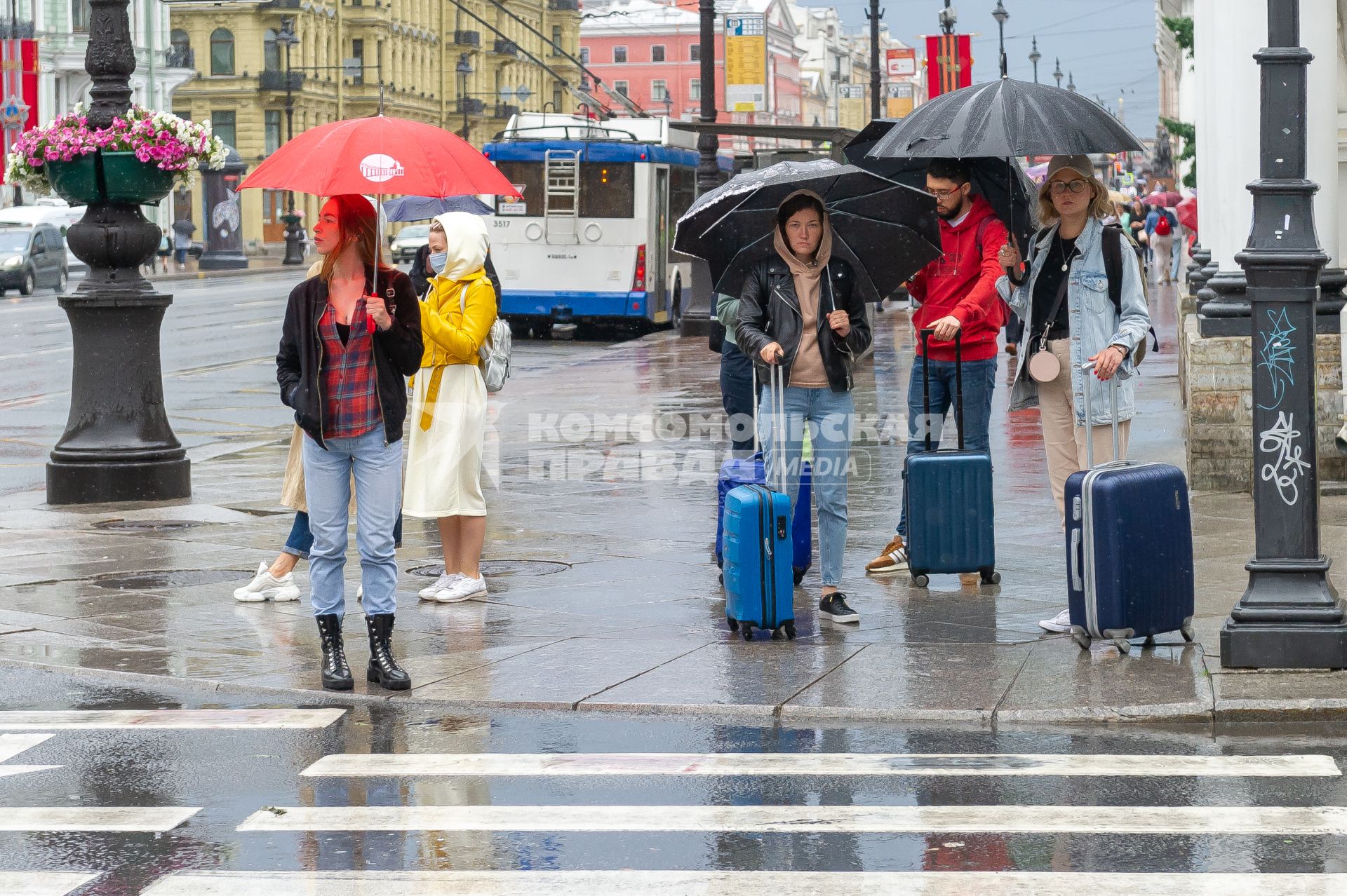 Санкт-Петербург. Прохожие во время дождя на Невском проспекте.