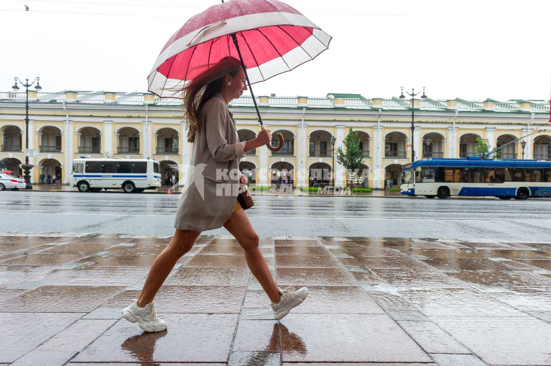 Санкт-Петербург. Прохожие во время дождя на Невском проспекте.